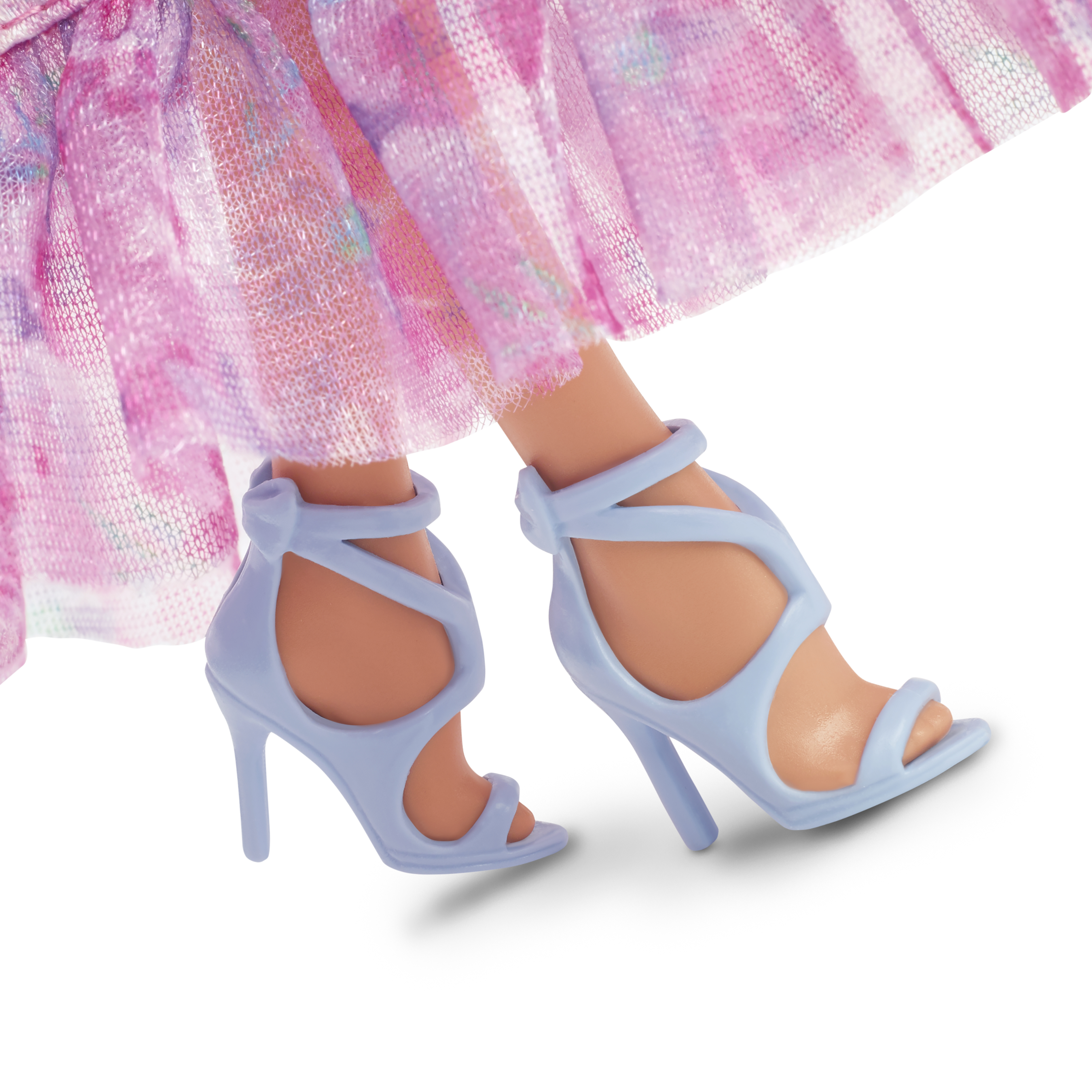 Zbliżenie nóg lalki w jasnoniebieskich sandałach na wysokim obcasie. Widoczna różowa kwiatowa sukienka. Białe tło.