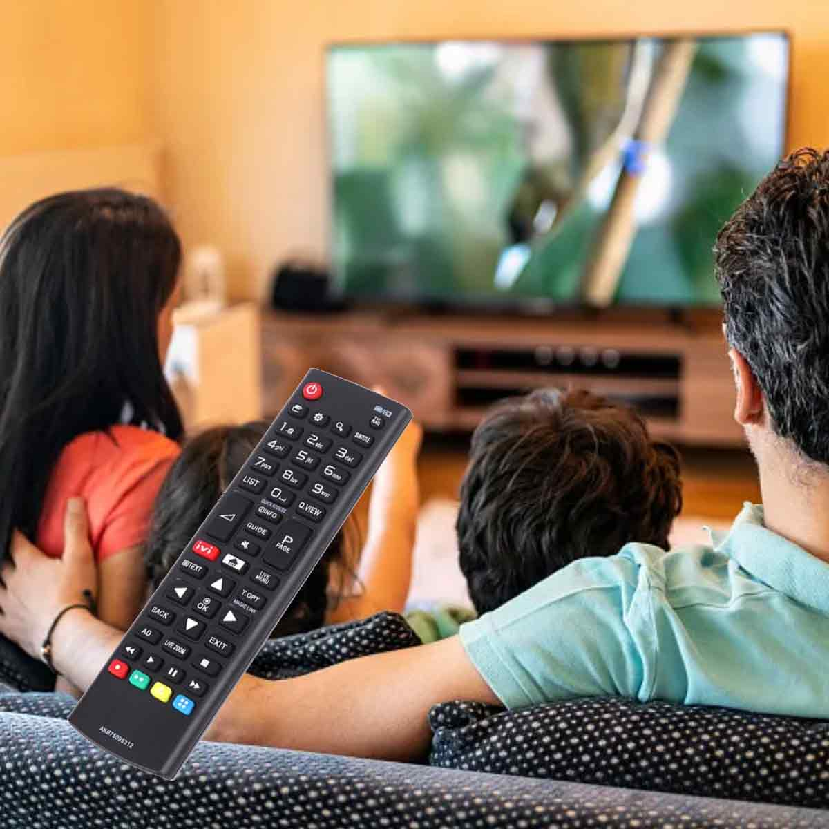 Leute sehen fern, halten eine Fernbedienung. Der Fernseher ist an, und die Fernbedienung ist im Fokus.