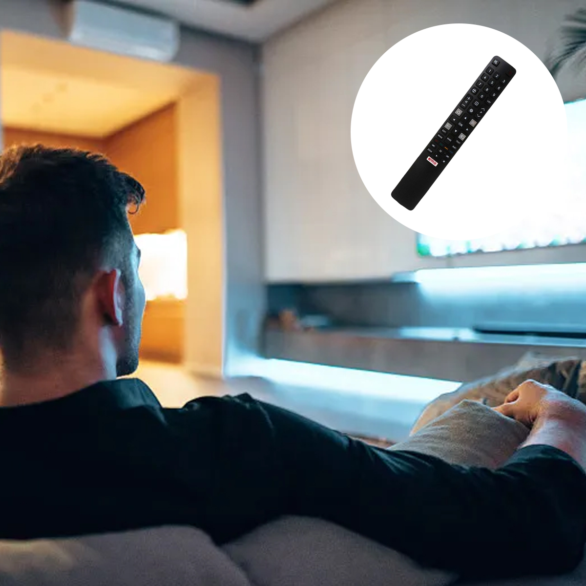 Ein Mann schaut fern, hält eine Fernbedienung. Fernbedienung und Fernseher in einem weißen Kreis. Mann sitzt auf Couch.