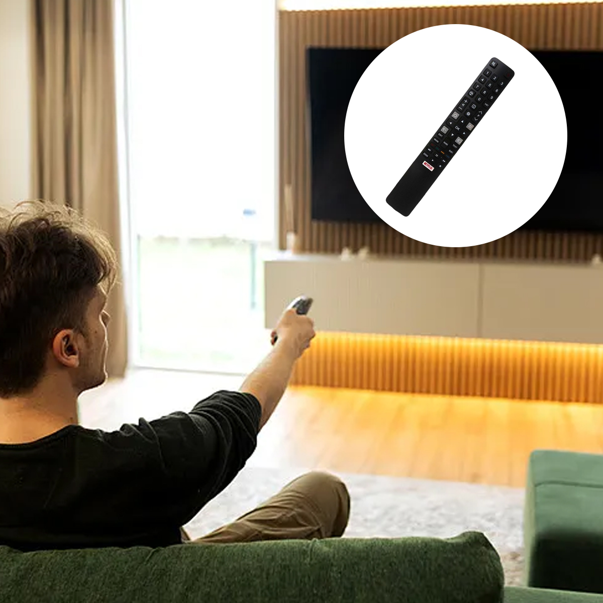 Ein Mann sitzt auf einem grünen Sofa und hält eine Fernbedienung auf einen Fernseher. Der Fernseher und eine Fernbedienung sind im Kreis hervorgehoben.