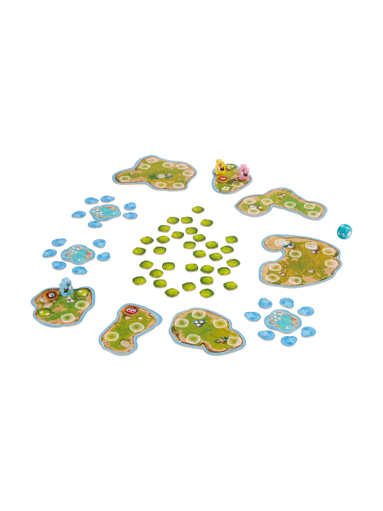 Ein Brettspiel-Setup mit mehreren inselförmigen Spielsteinen, Würfeln und grünen Spielsteinen auf weißem Hintergrund. Einige Inseln haben Tierfiguren.