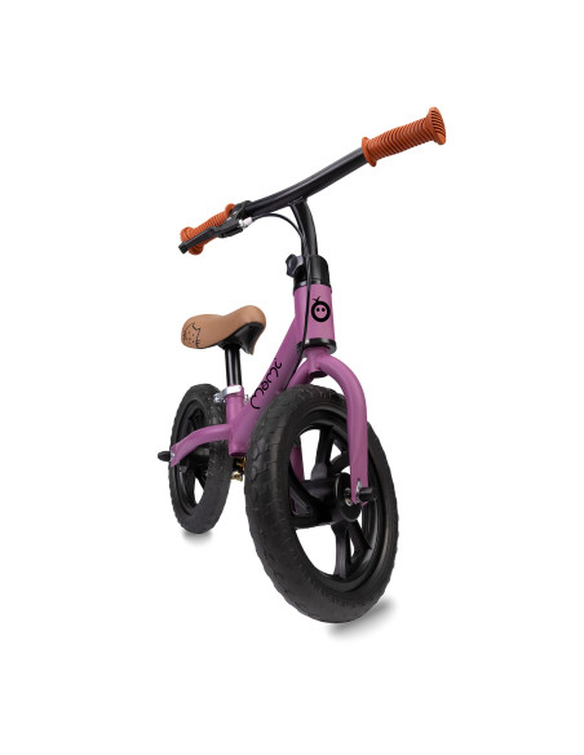 Ein lilafarbenes Laufrad mit schwarzen Rädern und orangefarbenen Lenkern. Das Fahrrad steht auf weißem Hintergrund.