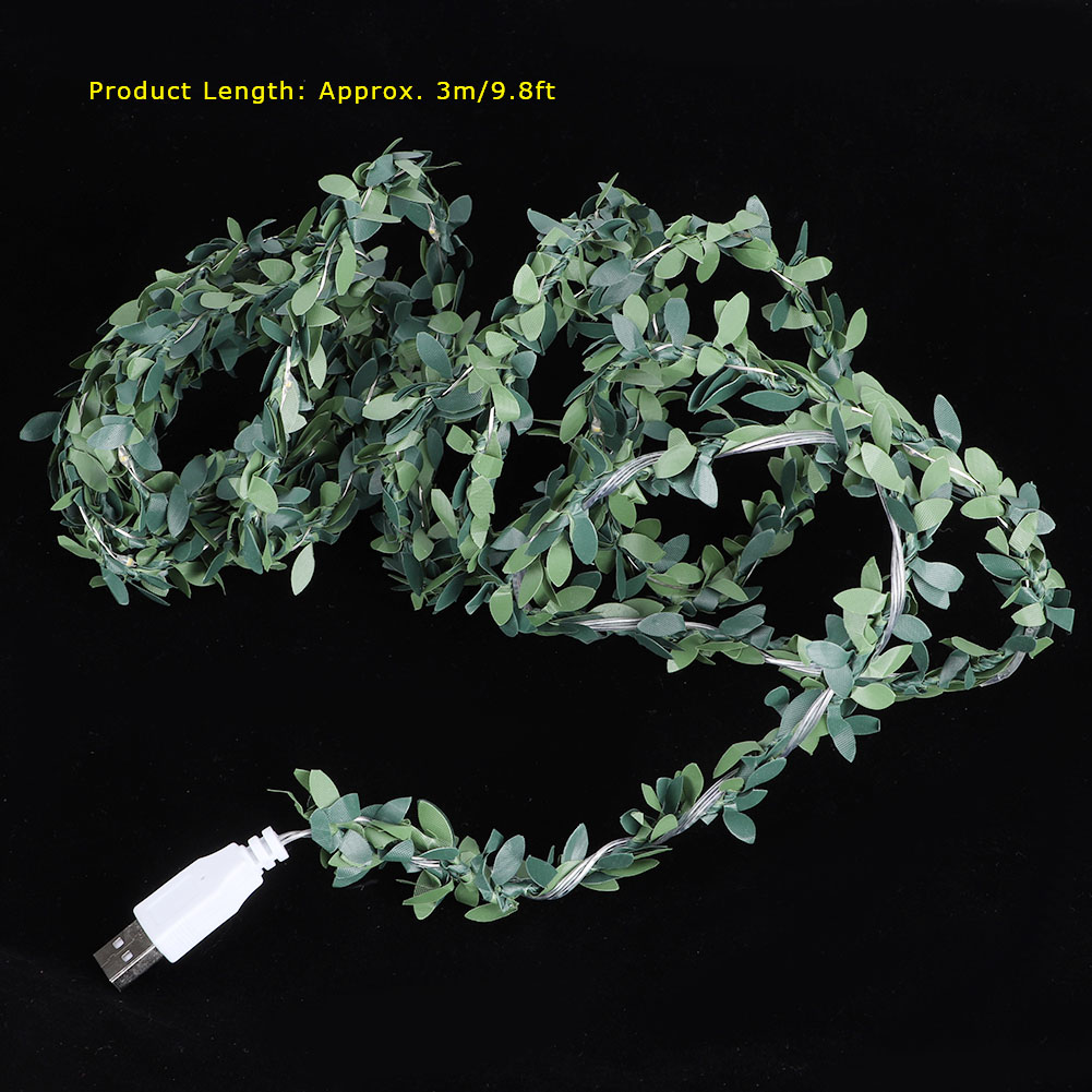 Ein grüner Blättergirlande mit USB-Stecker auf schwarzem Hintergrund. Die Produktlänge beträgt ca. 3m/9,8ft.