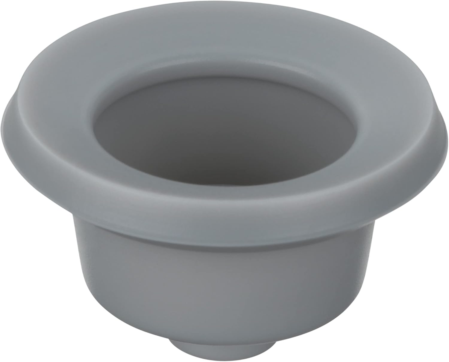 Primer plano de un objeto gris de plástico con forma de embudo. Tiene un borde ancho y redondeado y un cuerpo cilíndrico.