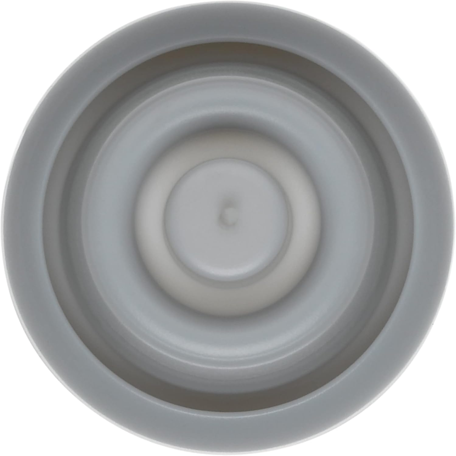 Vista superior de un objeto de plástico gris con círculos concéntricos. El centro es gris claro, rodeado de anillos más oscuros.
