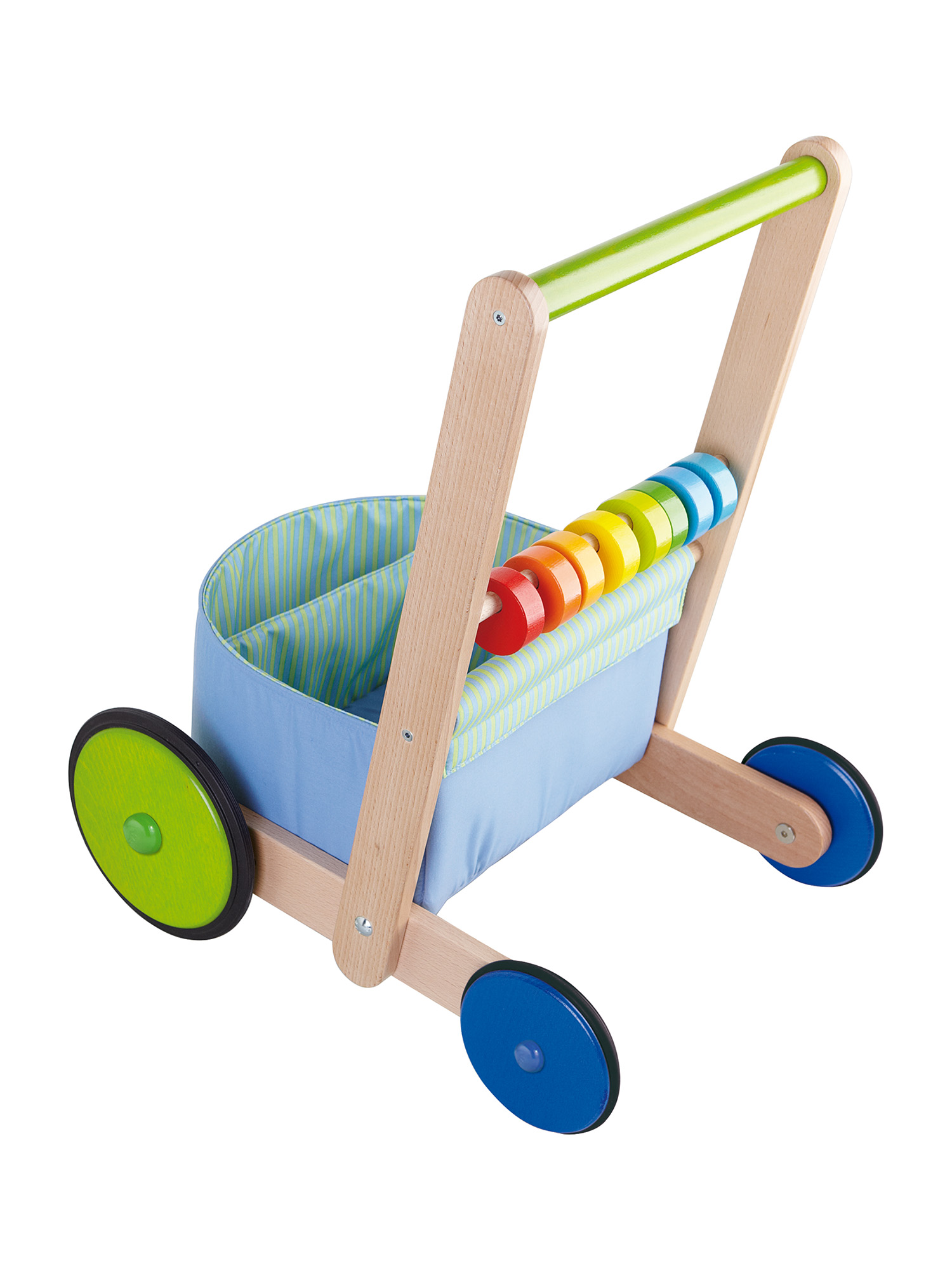 Un girello per bambini in legno con perline colorate, cestino in tessuto blu, manico verde e ruote. Lo sfondo è bianco.