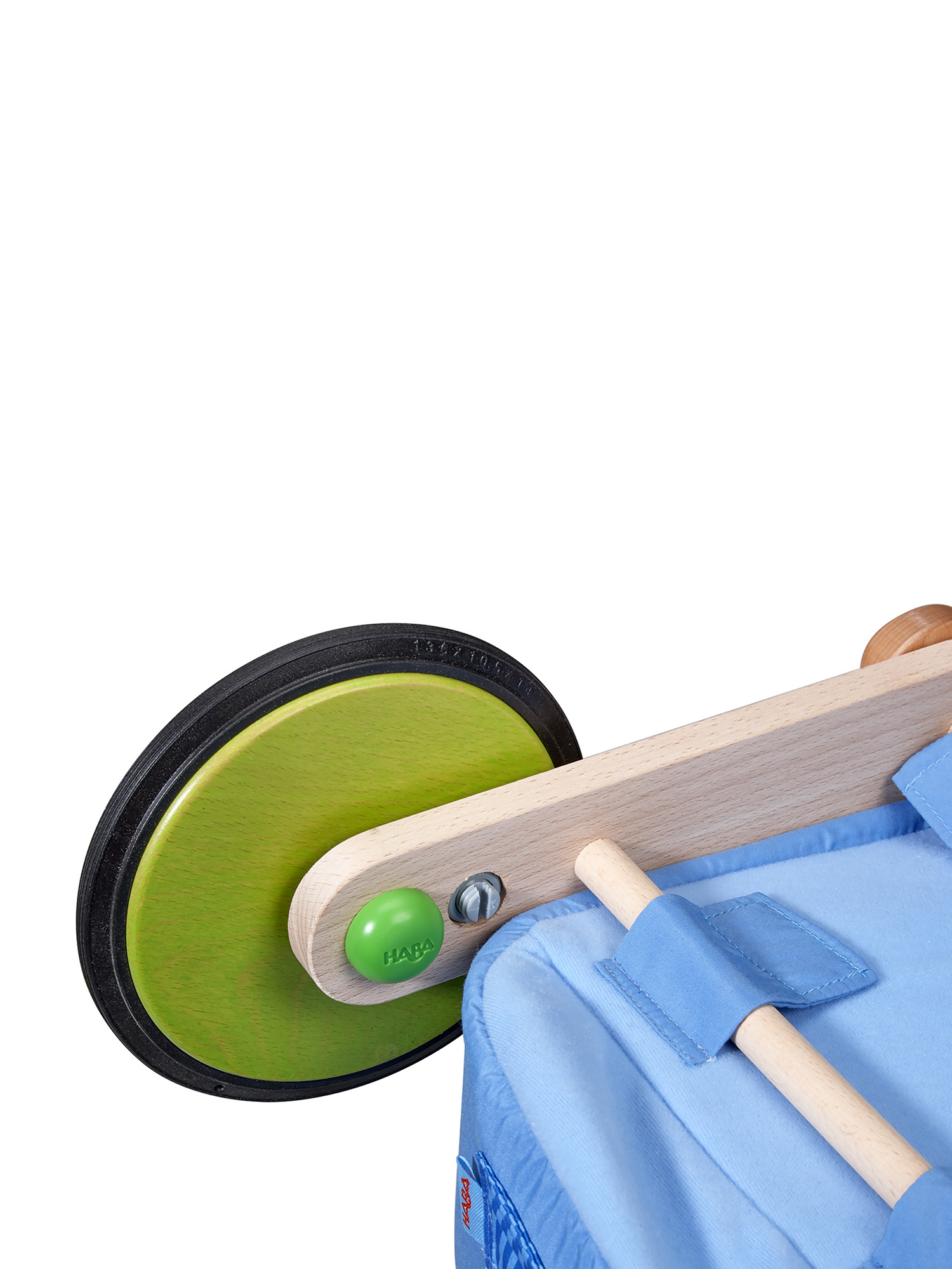 Primo piano di un carretto giocattolo. È visibile una ruota verde con un pneumatico nero. Sono visibili anche la borsa blu e la struttura in legno.