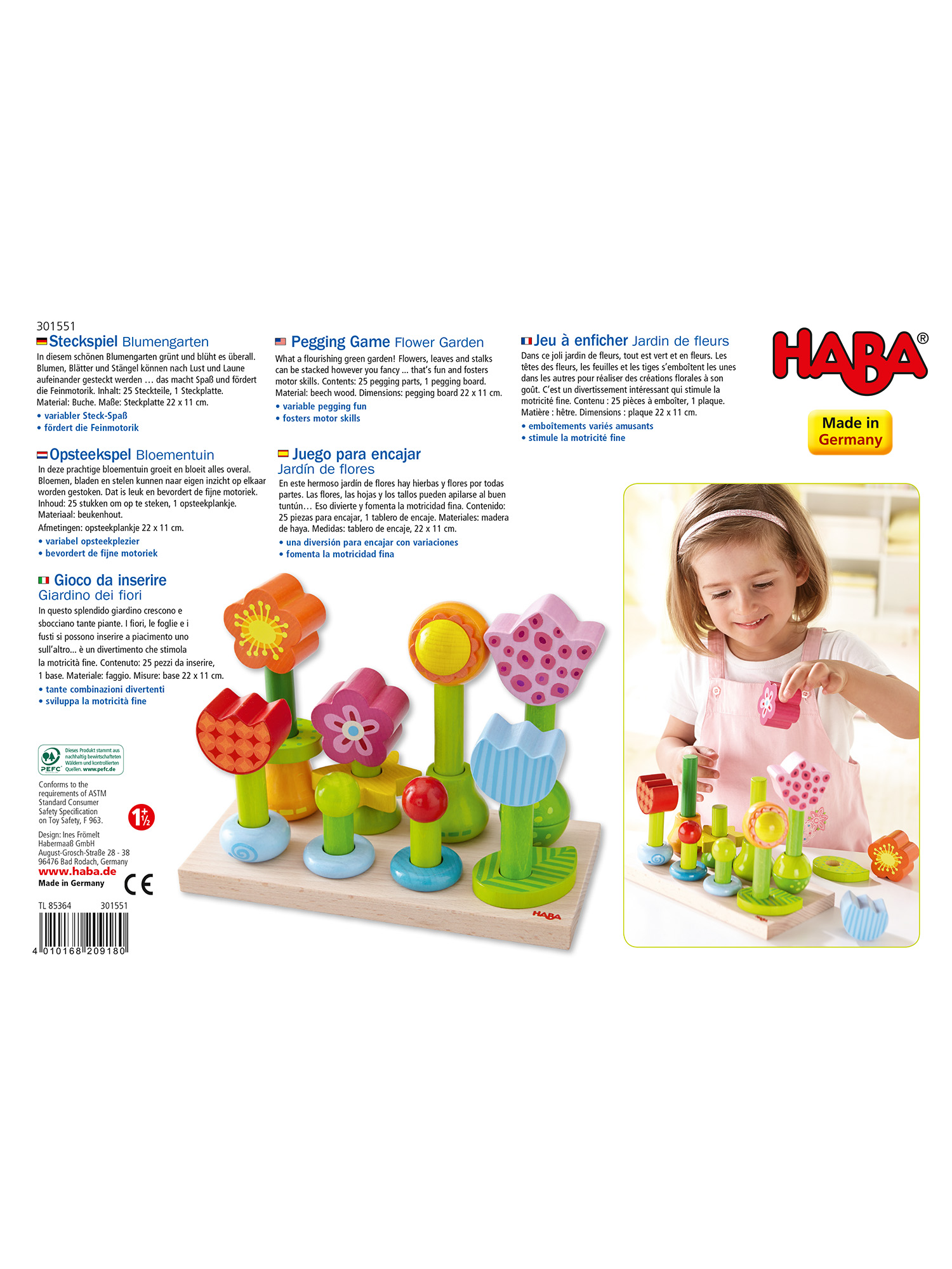 Ein Mädchen spielt mit einem Holzblumenpuzzle. Es gibt bunte Blumen und eine Holzbasis.