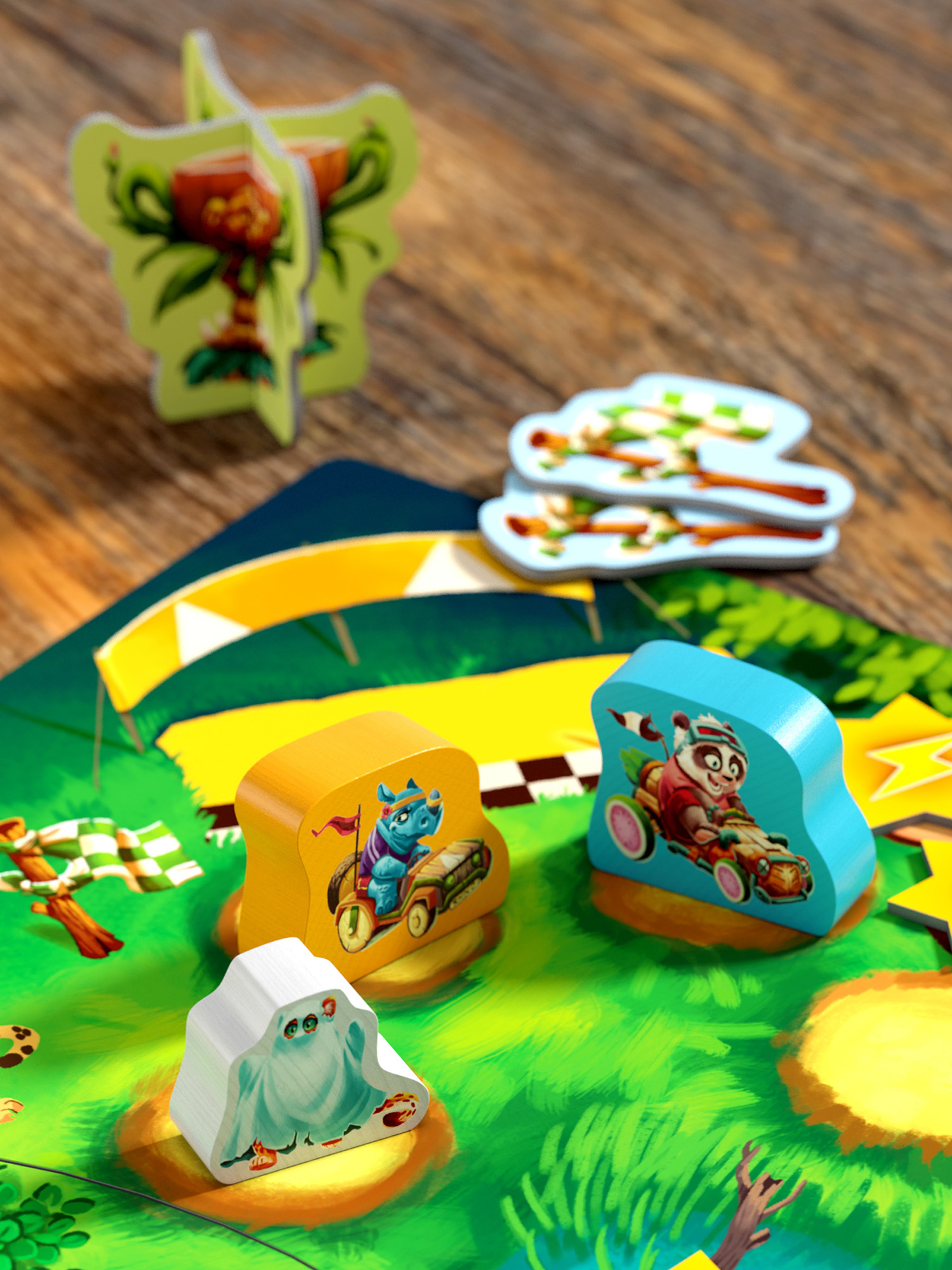 Brettspiel mit Rennfahrern, einem Geist und Szenerieelementen. Das Brett ist grün. Holzfiguren sitzen in Rennwagen.