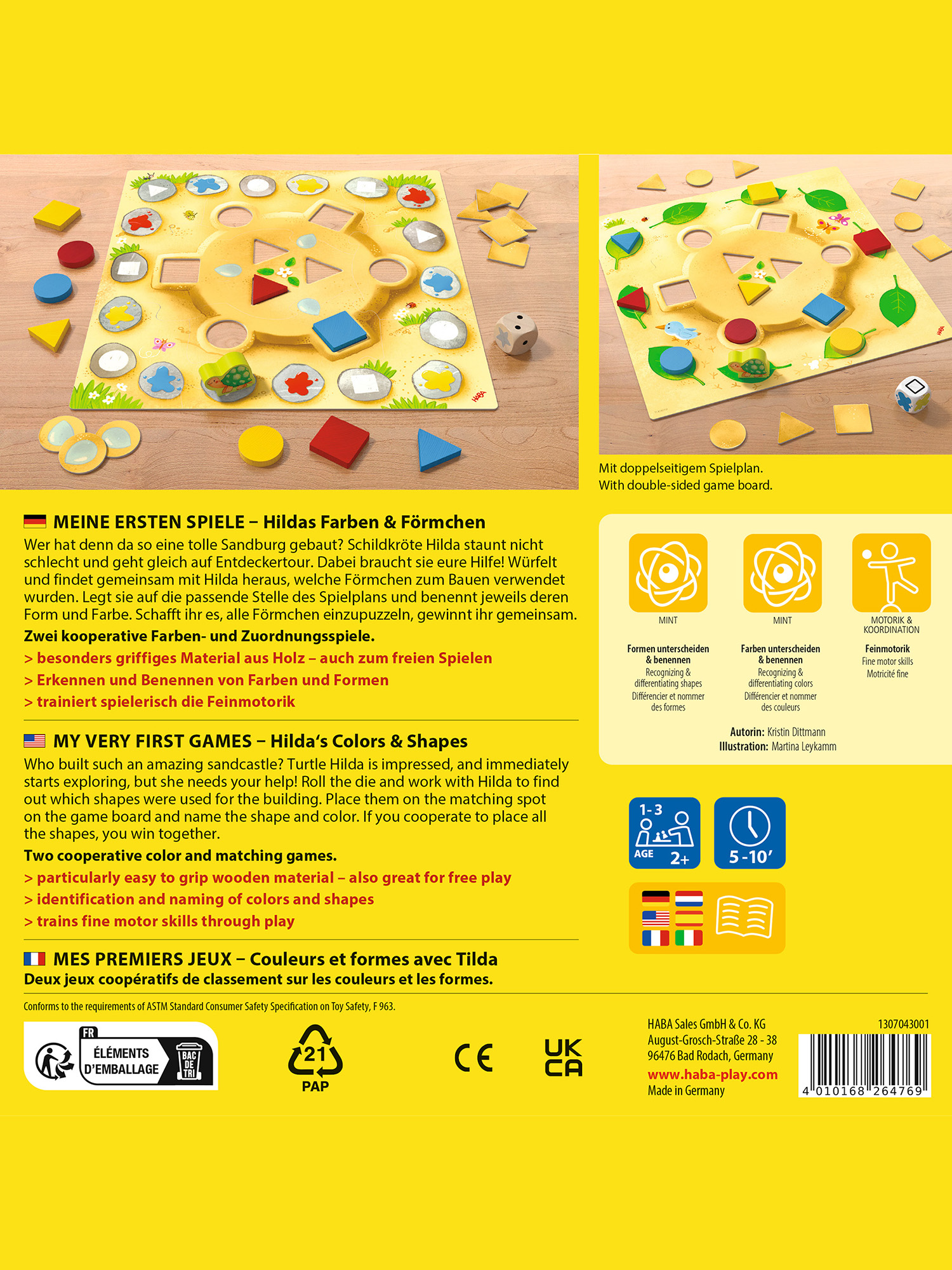 Ein Brettspiel mit Formen und Farben, mit einem Würfel, Holzteilen und einer doppelseitigen Spieltafel, alles auf einer Holzoberfläche.