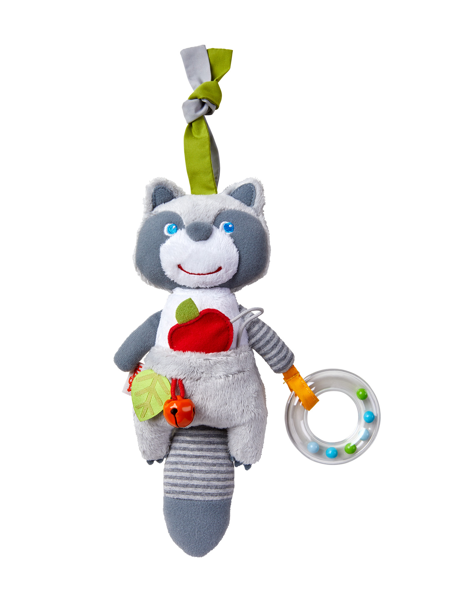 Ein Plüsch-Waschbär-Spielzeug mit einem roten Apfel, einer Glocke und einer Rassel. Es hat graues und weißes Fell, blaue Augen und ein grünes und graues Band.