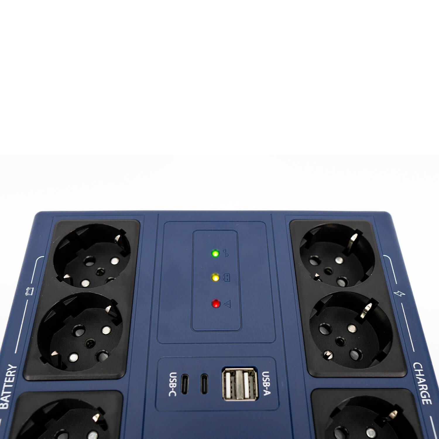 Regleta azul con múltiples enchufes, puertos USB y luces indicadoras. Vista superior, fondo blanco. Los enchufes son negros.