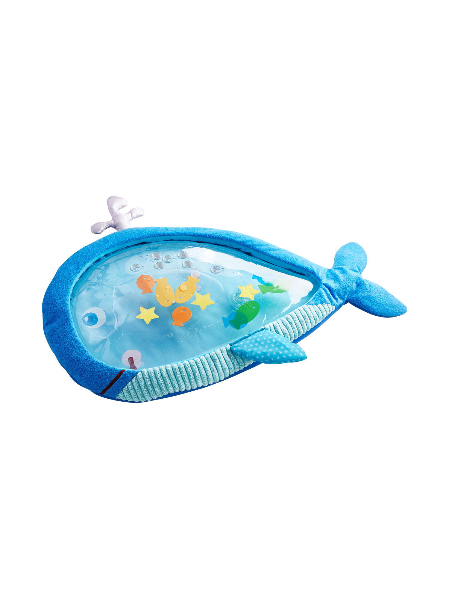 Eine blaue, walförmige Wassermatte mit Wasser. Sie enthält Spielzeugfische und -sterne. Die Matte befindet sich auf weißem Hintergrund.