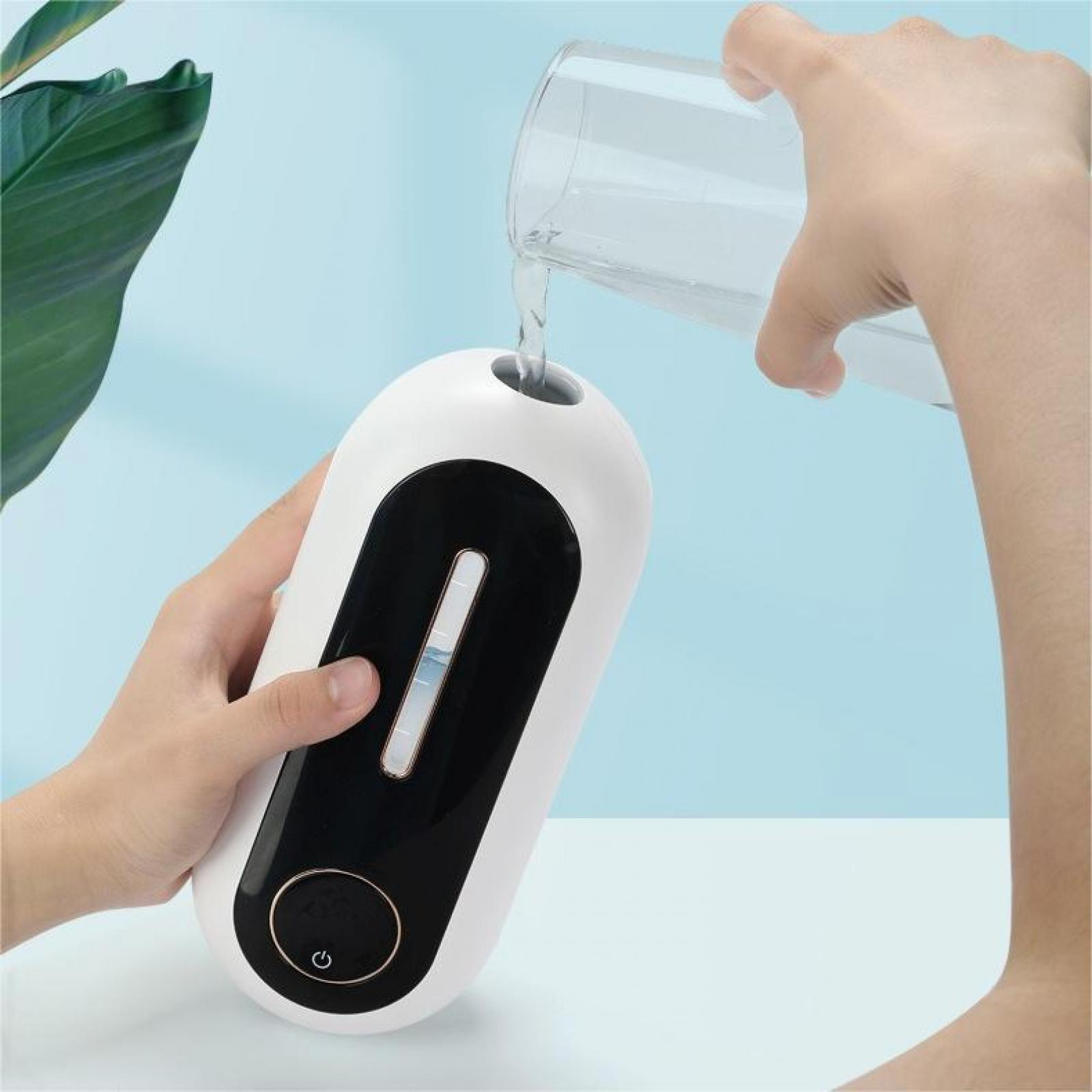 Eine Person gießt Wasser aus einem Glas in einen weiß-schwarzen Luftbefeuchter. Der Hintergrund ist hellblau.