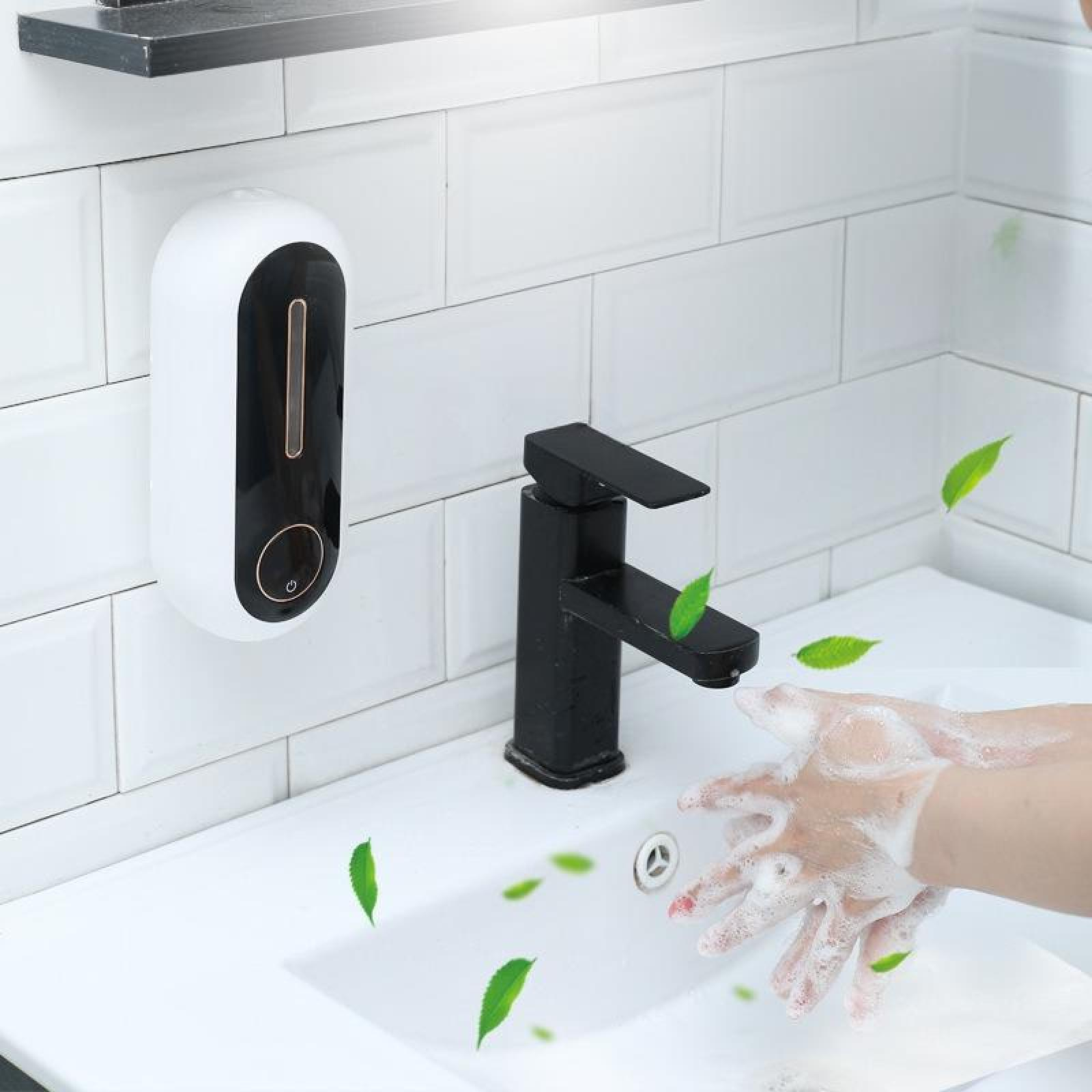 Eine Person wäscht sich die Hände mit Seife in einem weißen Waschbecken. Eine schwarze Armatur und ein Seifenspender sind sichtbar.