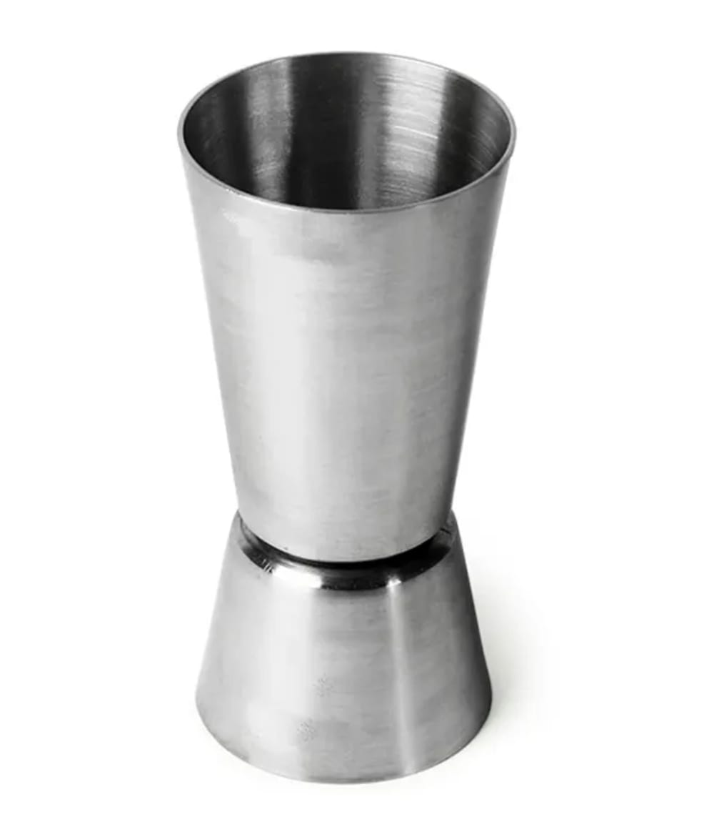 Un jigger in acciaio inossidabile su sfondo bianco. Ha due misurini conici, uno sopra l'altro.