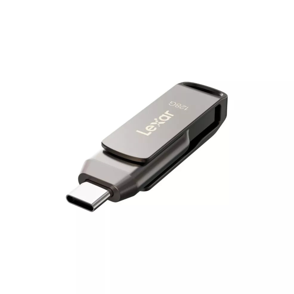 Una unidad flash USB-C Lexar 128G plateada se muestra en ángulo sobre un fondo blanco. La unidad es metálica y elegante.