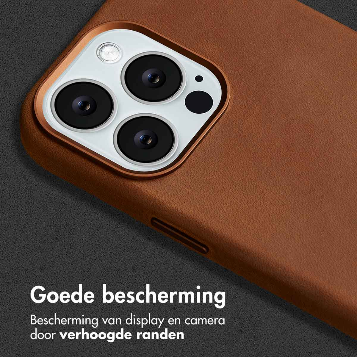 Bruine telefoonhoes met camera-uitsparingen. Tekst luidt 'Goede bescherming'. Focus op ontwerp en materiaal.