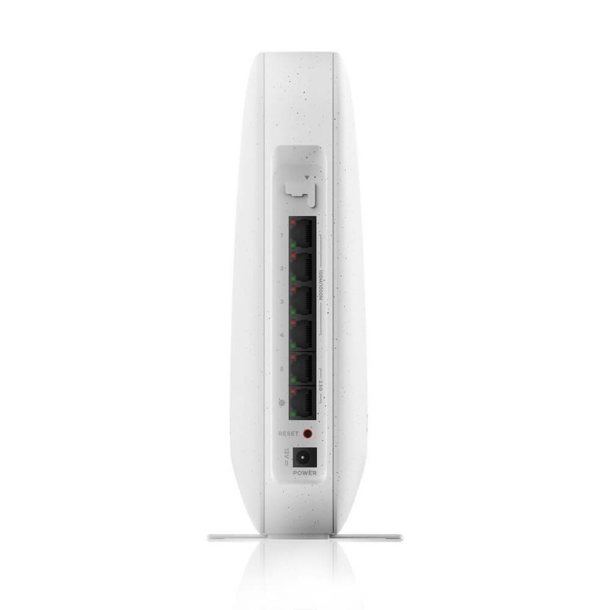 Un router blanco con varios puertos, un botón de reinicio y una entrada de alimentación sobre un fondo blanco.