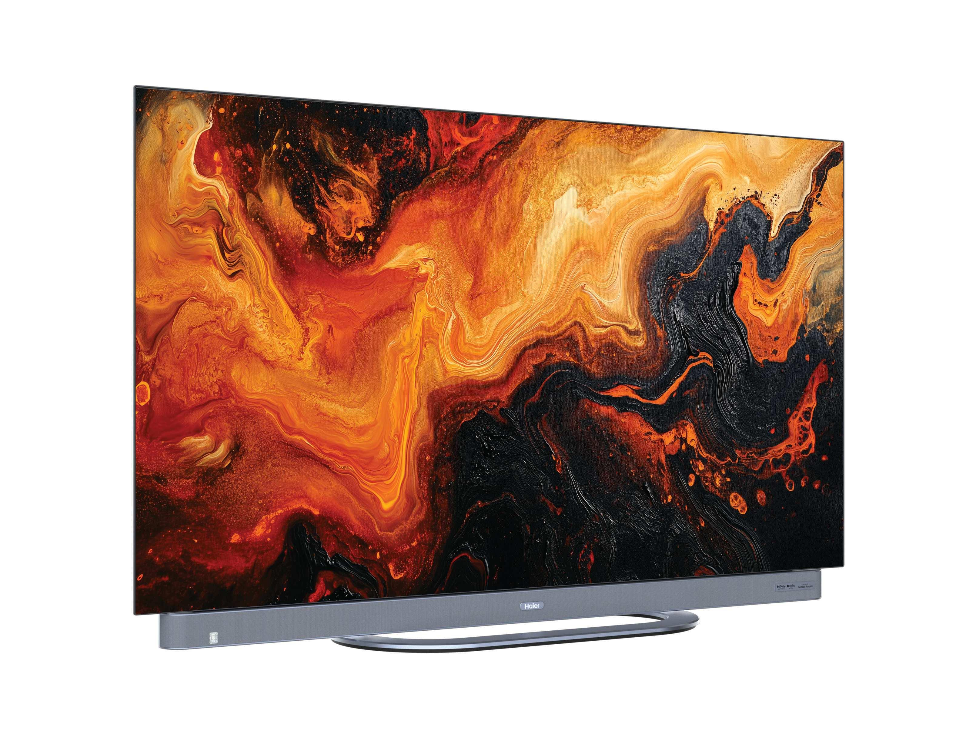 Un televisore Haier mostra arte astratta infuocata. Lo schermo è su una base argentata, su sfondo bianco.