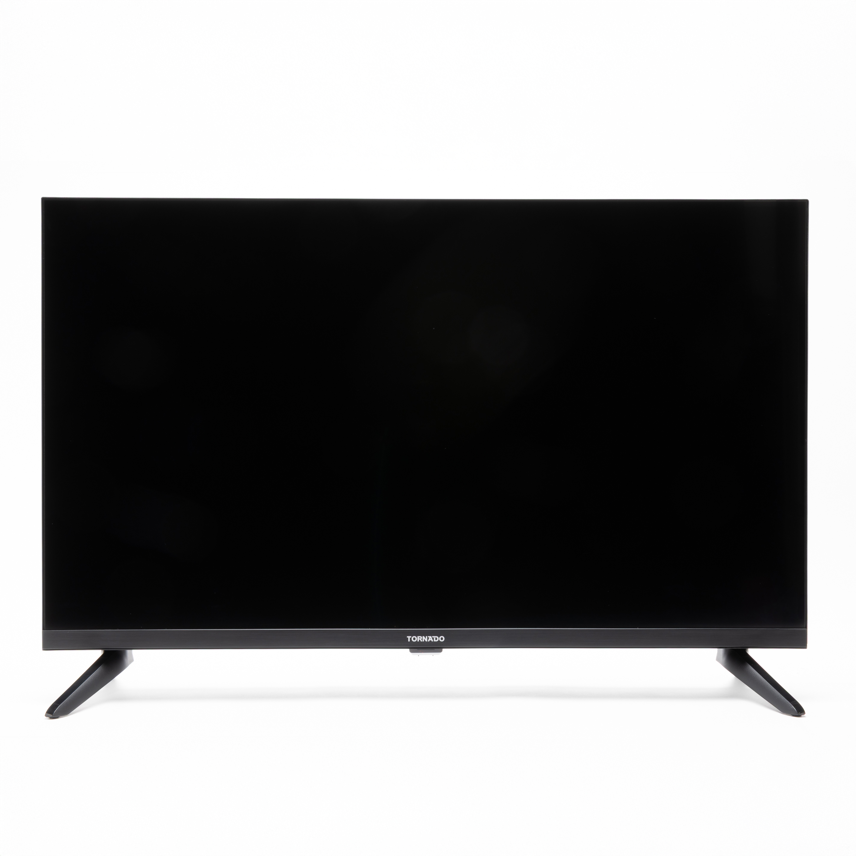 Czarny telewizor z płaskim ekranem z marką "TORNADO" poniżej. Ma dwie czarne nogi na białym tle.
