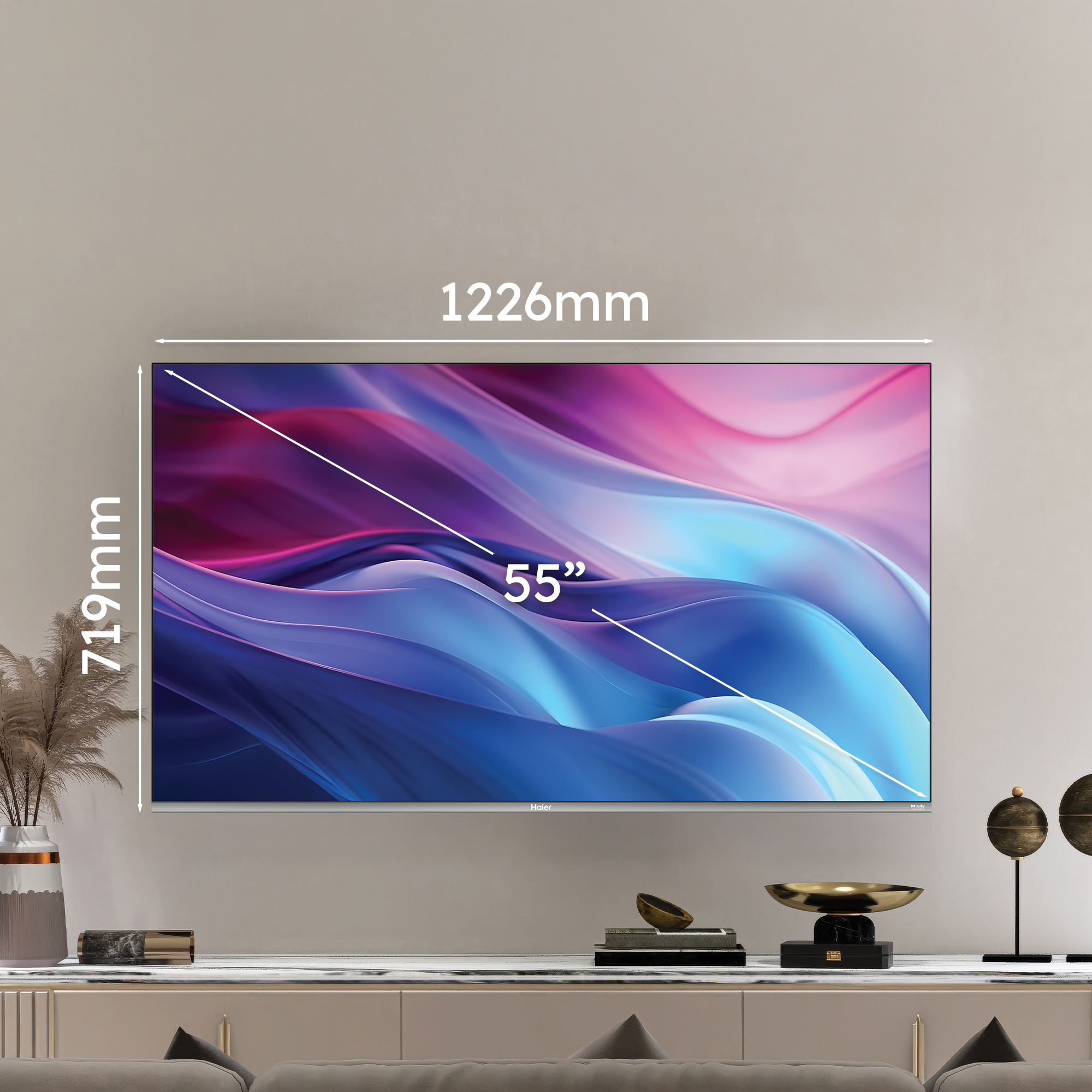 Un televisore da 55 pollici è montato a parete. Le dimensioni sono visualizzate. Un tavolo con oggetti decorativi è in primo piano.