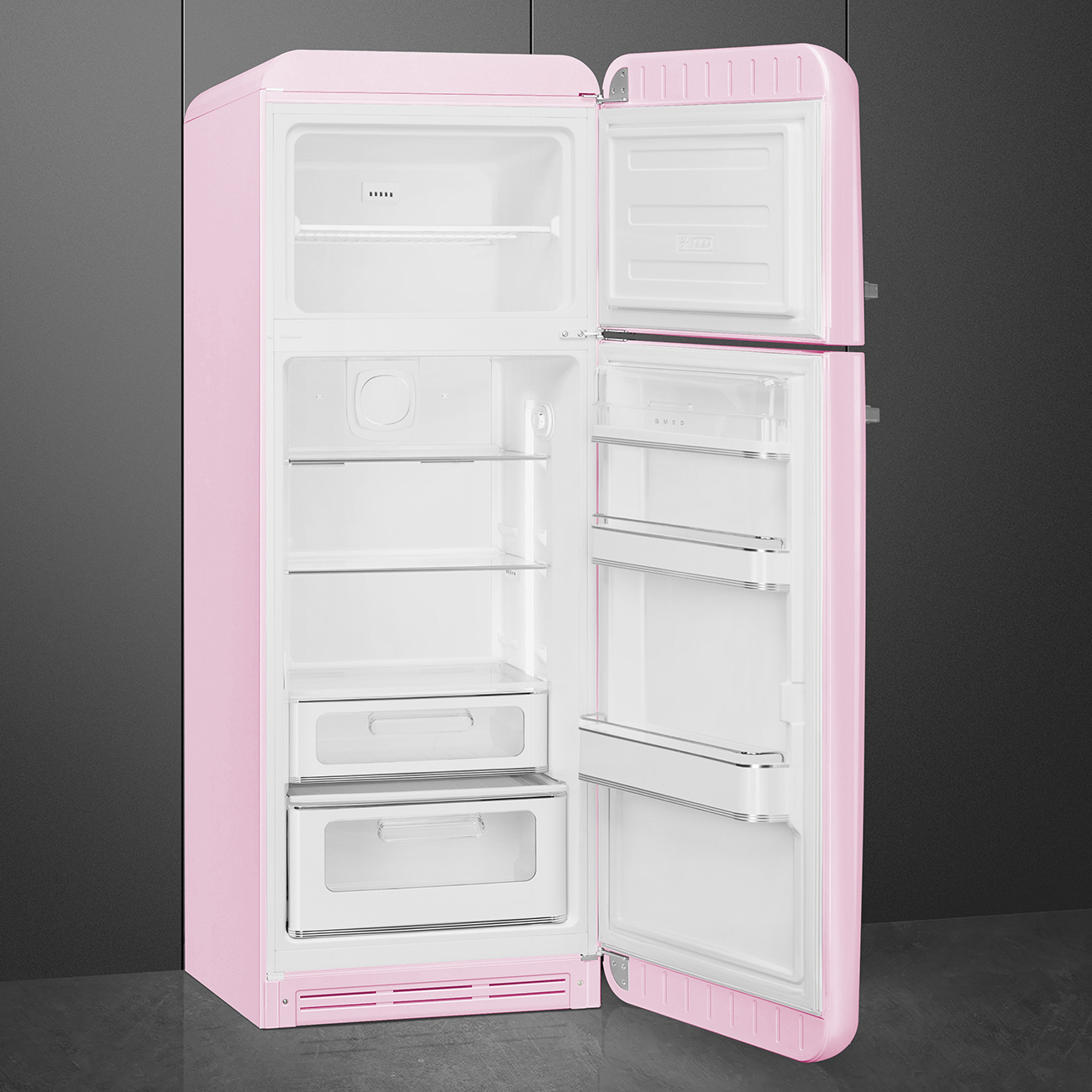 Un refrigerador rosa retro con las puertas abiertas. Tiene varios estantes y cajones en el interior. El fondo es gris oscuro.