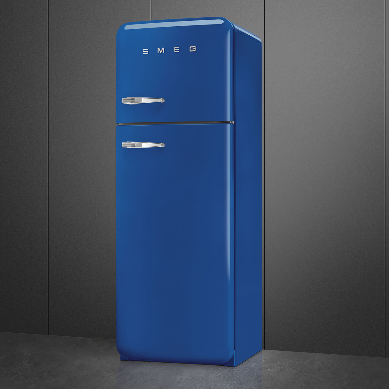 Un refrigerador SMEG azul está contra una pared gris. Tiene manijas plateadas y el nombre de la marca en la parte superior.