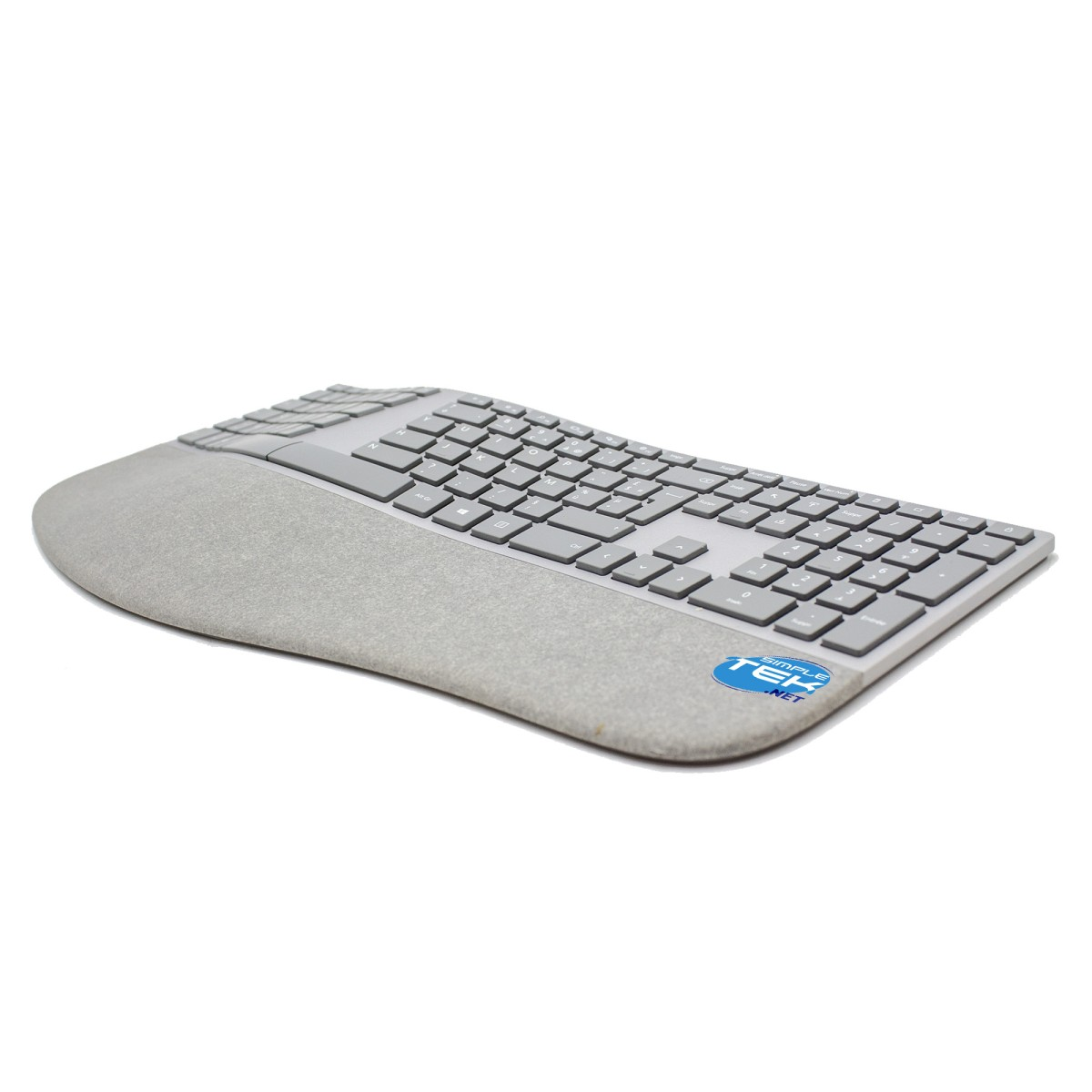 Una tastiera ergonomica grigia con poggiapolsi. La tastiera ha un design curvo e un adesivo blu.