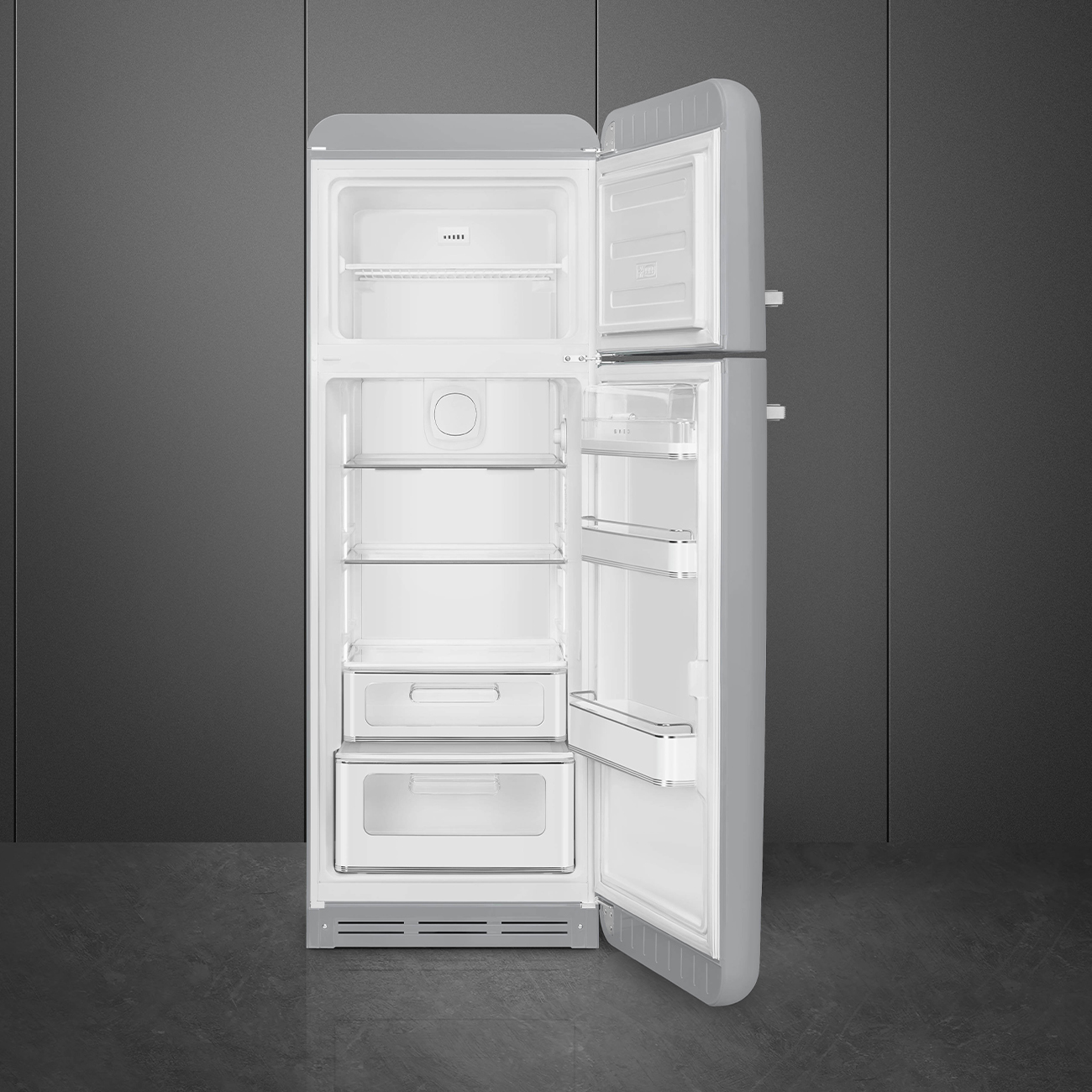 Un refrigerador gris claro abierto contra un fondo gris oscuro. El interior es blanco con estantes y cajones.