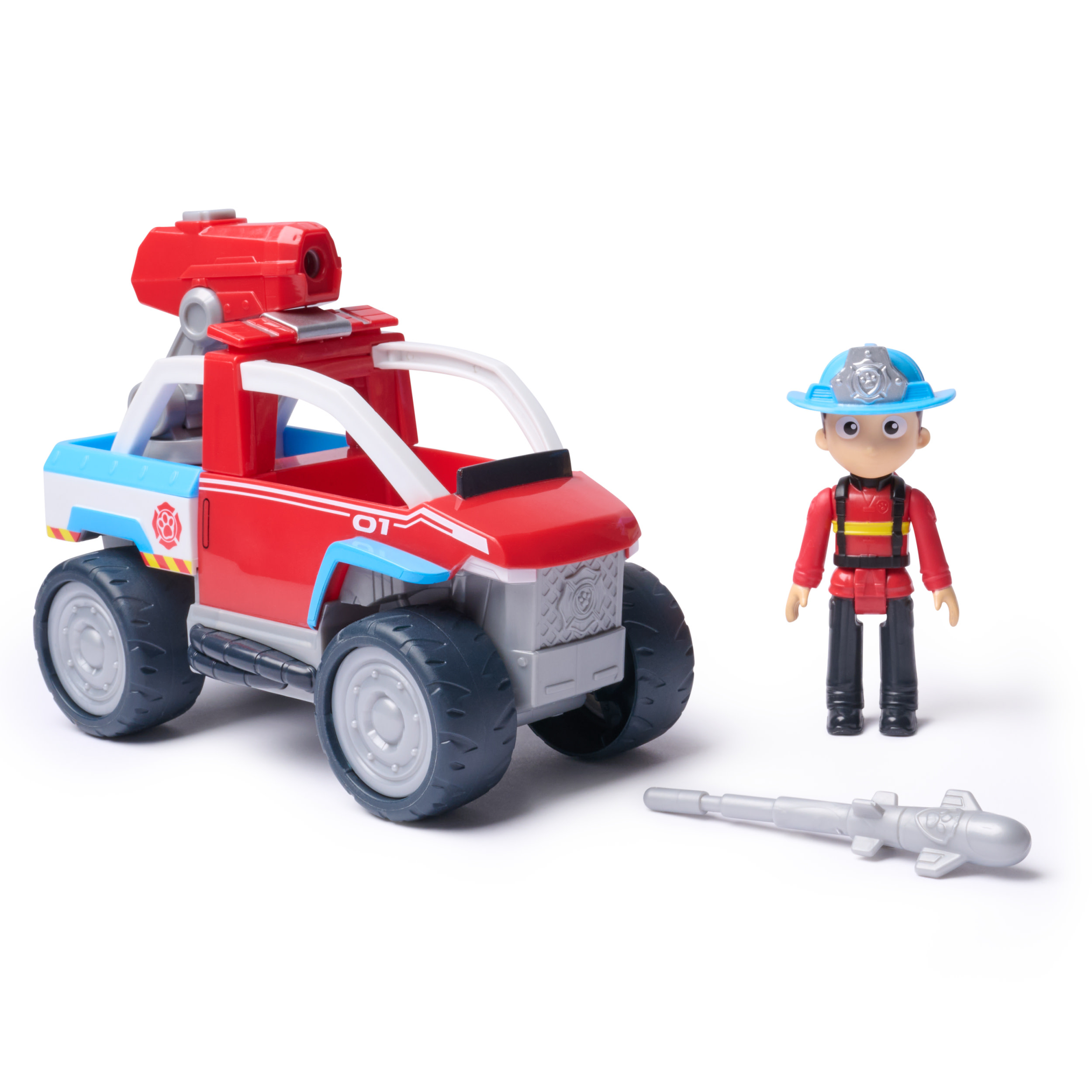 Un camión de bomberos de juguete rojo con una figura de bombero y un proyectil gris sobre un fondo blanco.