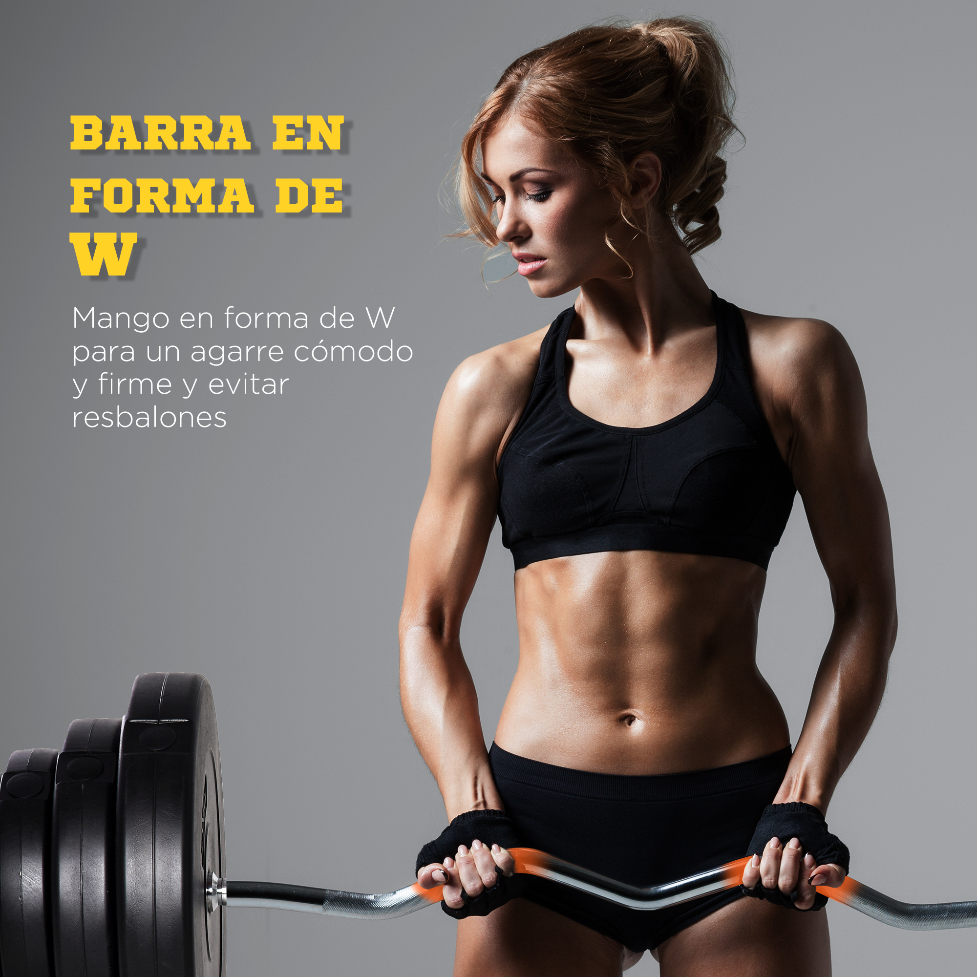 Una mujer en ropa deportiva sostiene una barra en forma de W. El fondo es gris.