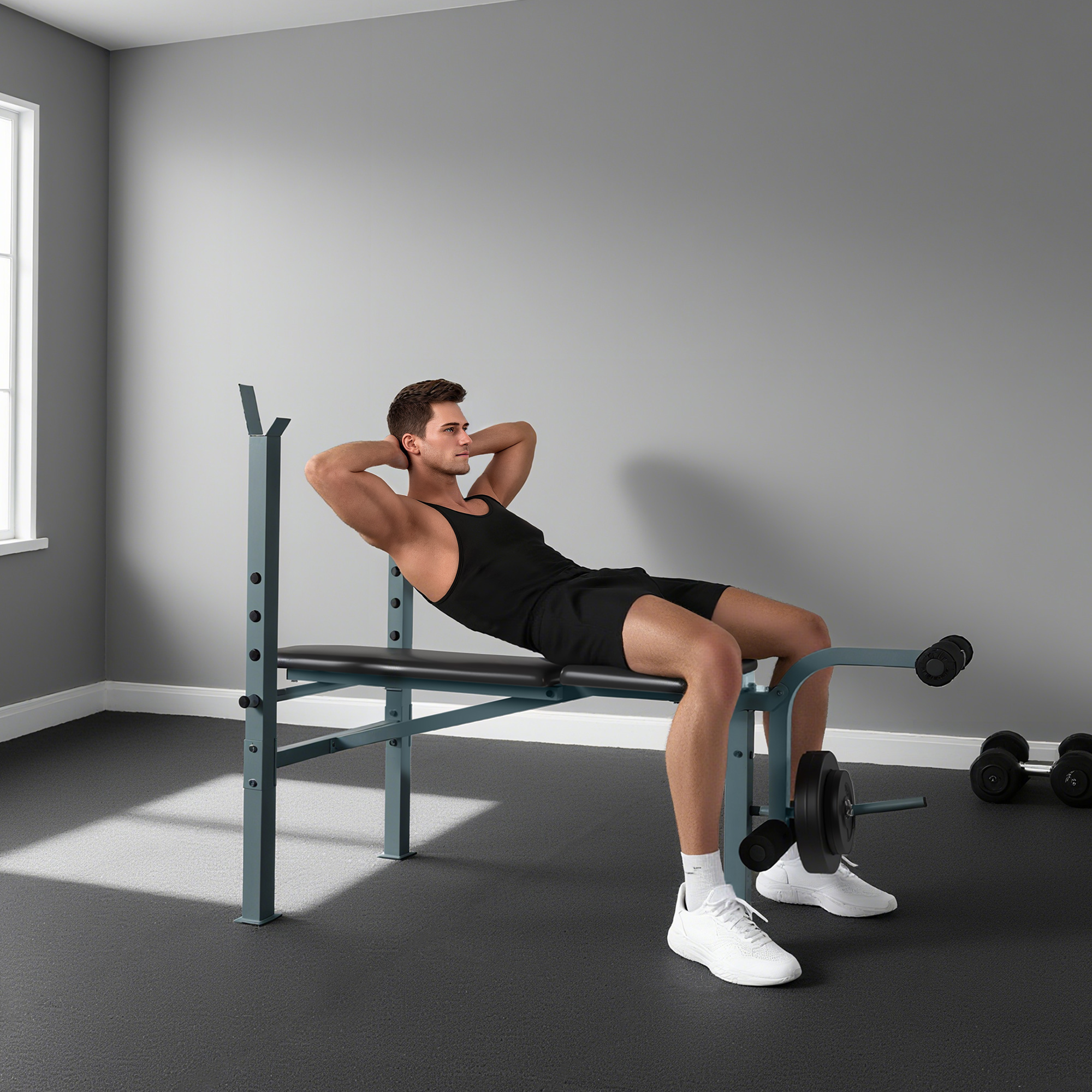 Hombre en gimnasio haciendo abdominales en un banco de pesas. Viste pantalones cortos negros y camiseta sin mangas. Pesas en el fondo.