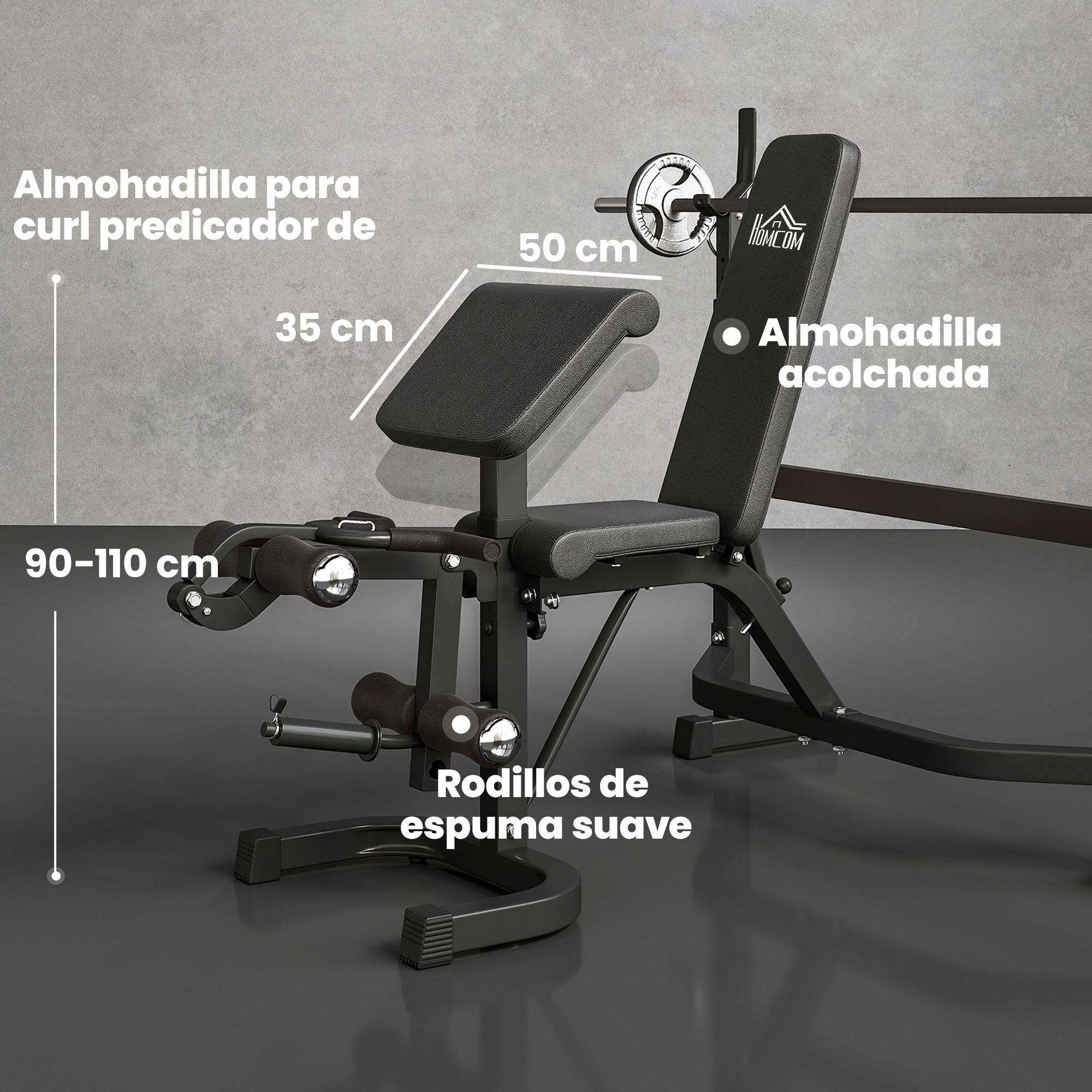 Banco de pesas negro con asiento y respaldo acolchados. Tiene un cojín para curl predicador y extensor de piernas. Una barra con pesas.