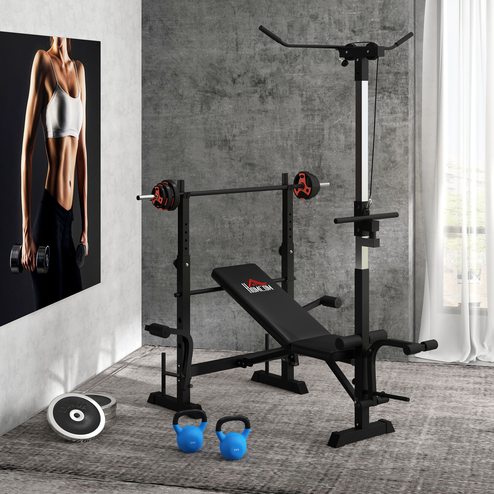 Equipo de gimnasio en habitación. Banco de pesas, barra, pesas, pesas rusas y foto de mujer en la pared.