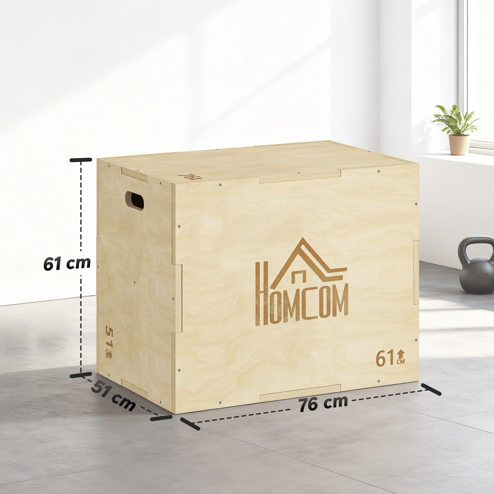 Una caja de plyo de madera con dimensiones. Una pesa rusa y una planta en el fondo. El logotipo de Homcom es visible en la caja.