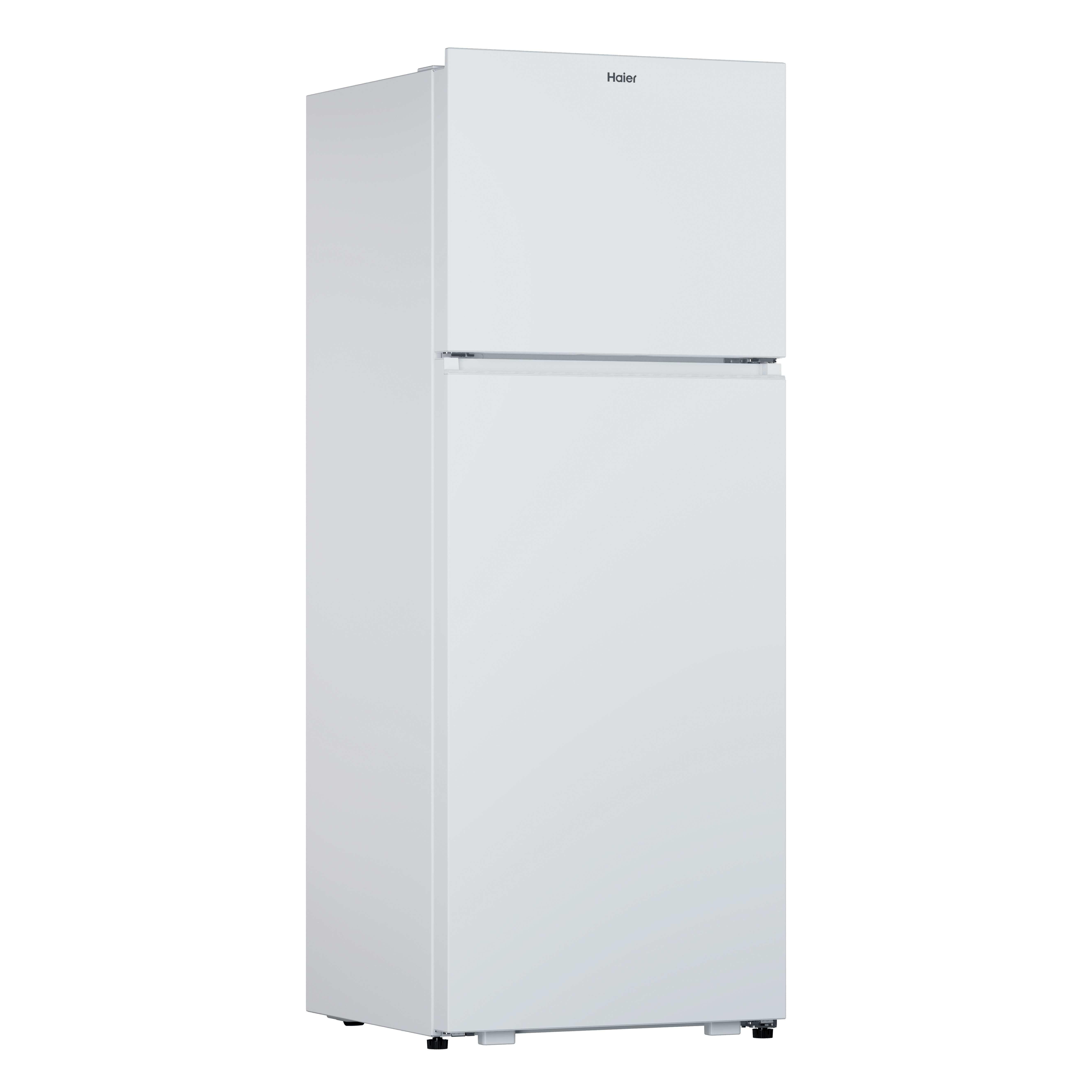 Un frigorifero Haier bianco. Ha un congelatore superiore e una sezione frigorifero inferiore. Lo sfondo è bianco.