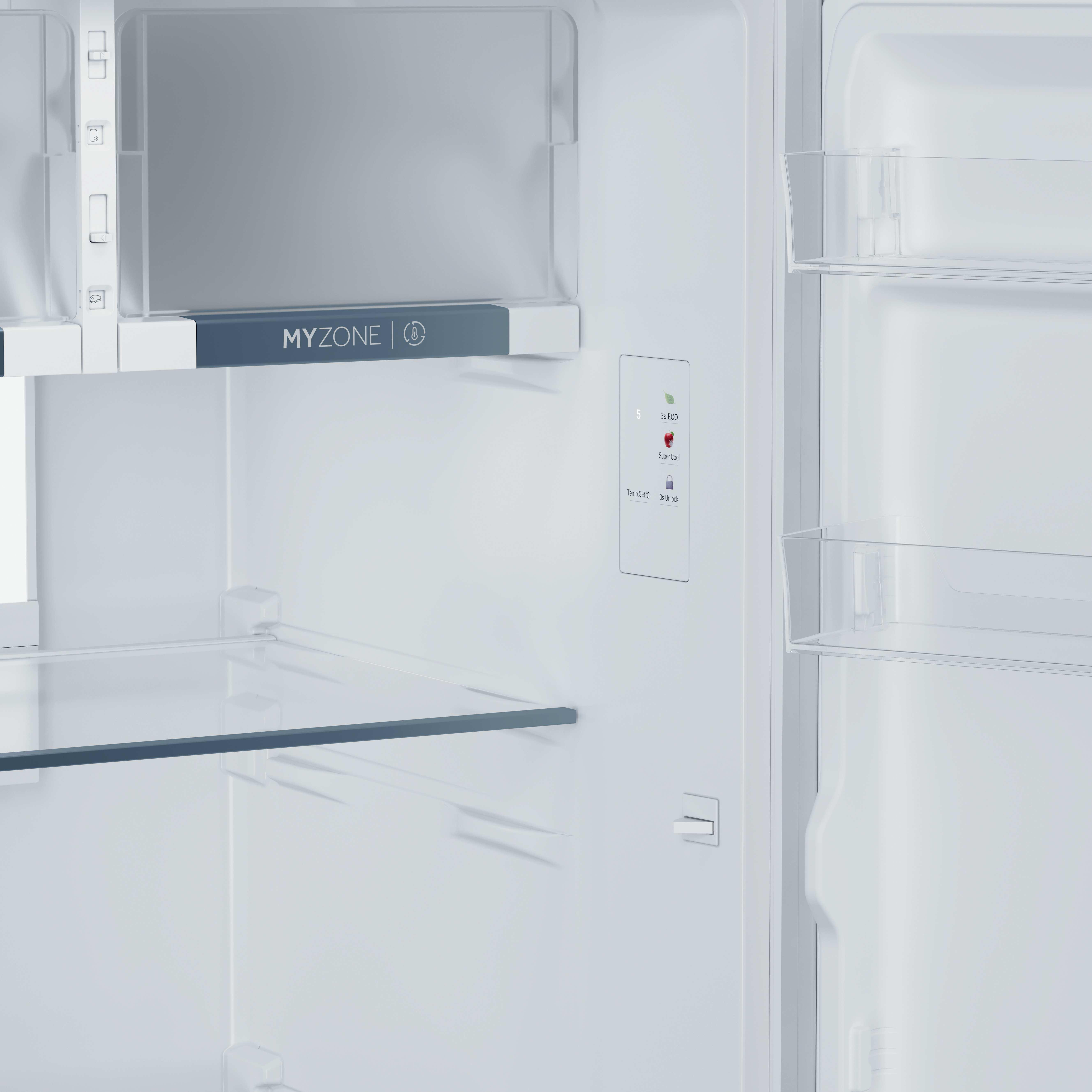 Interno di un frigorifero bianco aperto. Ha ripiani, un pannello di controllo e un pannello MyZone.