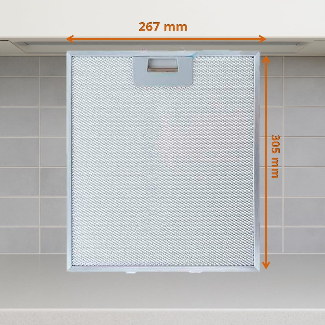 Se muestra un filtro de campana extractora de acero inoxidable con dimensiones. Fondo: pared alicatada y encimera.