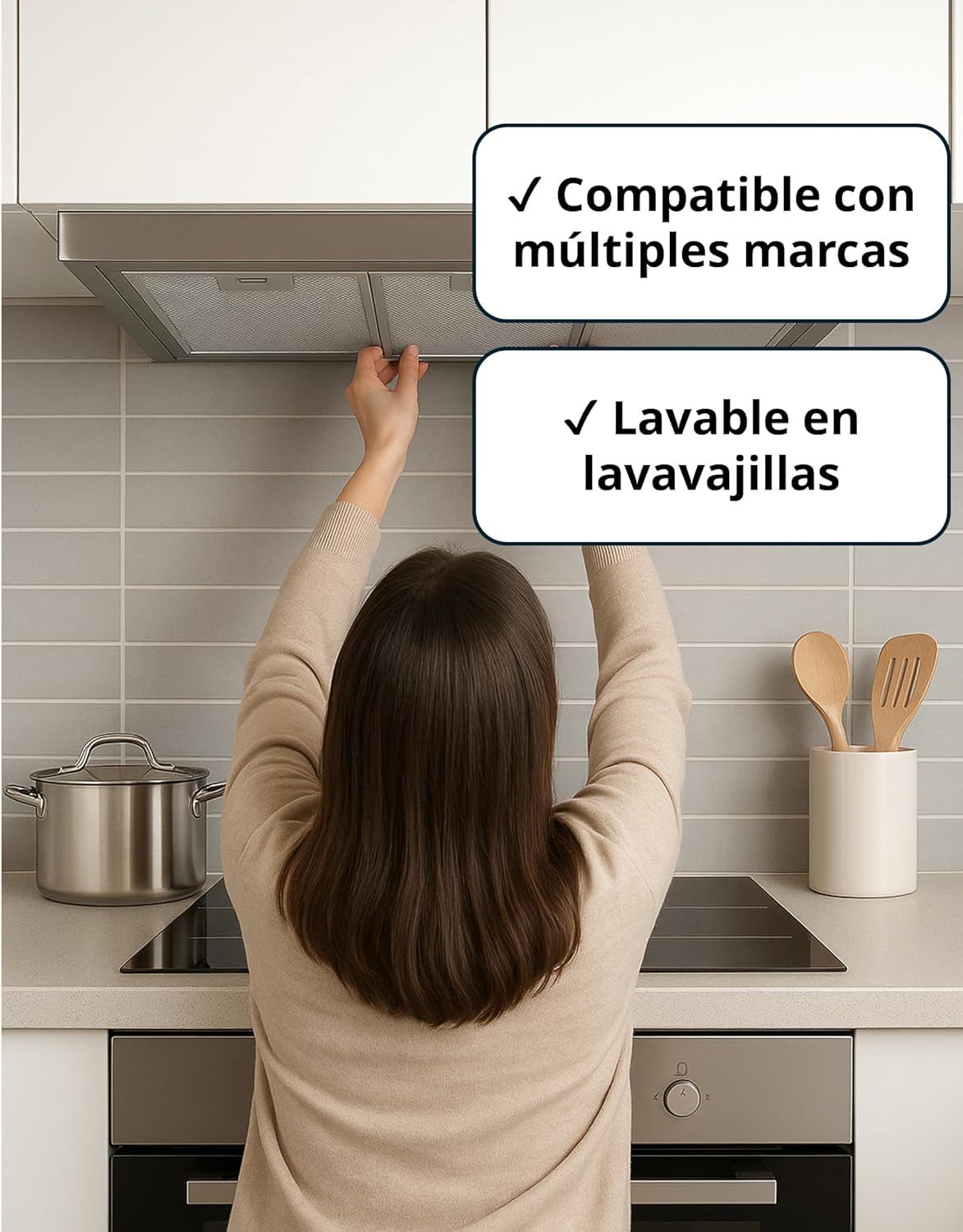 Una mujer con un suéter beige alcanza una ventilación de cocina. Se ve una olla, utensilios de madera y un horno.