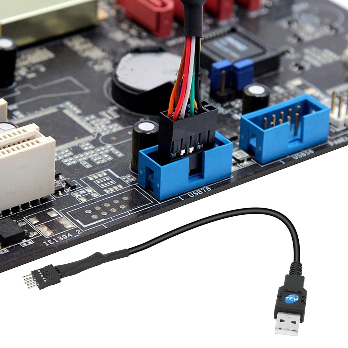 Un cavo USB nero collegato a una scheda madre, con fili colorati. Sono visibili anche connettori blu e una spina USB.