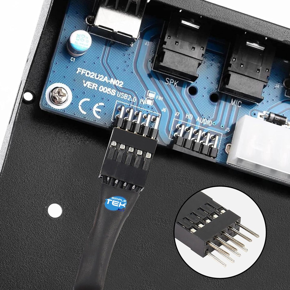 Primo piano di un componente del computer con porte USB, una scheda circuiti e un cavo con il logo Simple Tek.