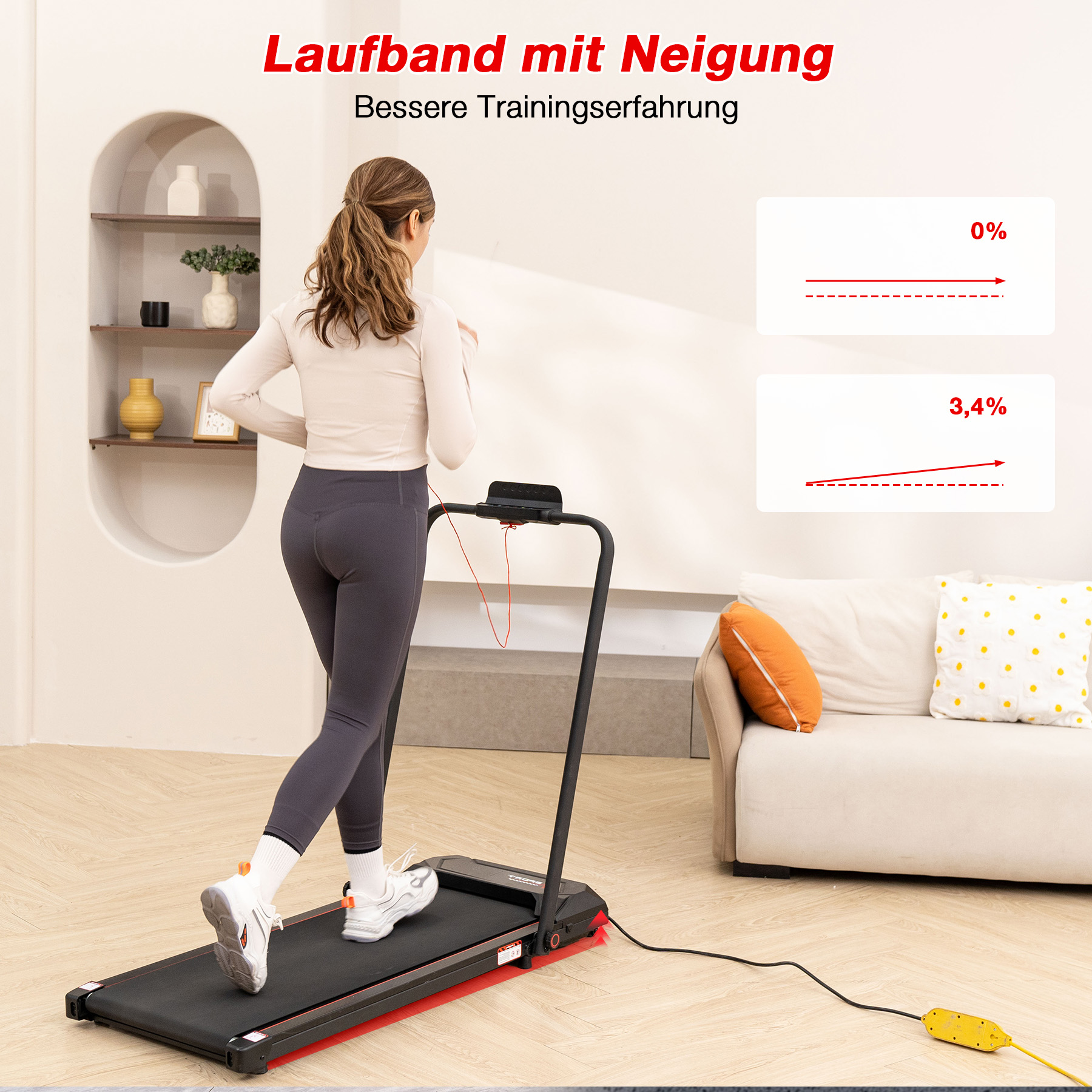 Frau läuft auf dem Laufband. Text sagt: 'Laufband mit Neigung, besseres Trainingserlebnis'. Hintergrund: Sofa, Regale.