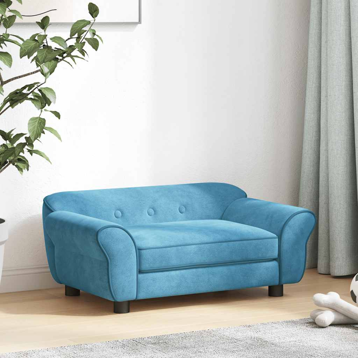 Ein kleines blaues Sofa mit schwarzen Beinen steht auf einem Holzboden. Links ist eine Pflanze, rechts ein Vorhang.