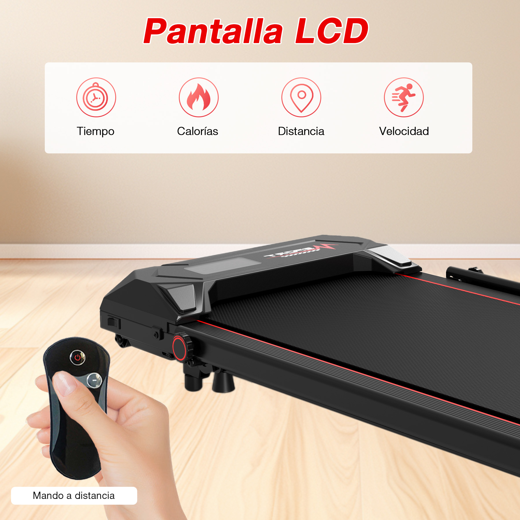 Una cinta de correr con mando a distancia en la mano. La pantalla muestra tiempo, calorías, distancia y velocidad. Fondo de madera.