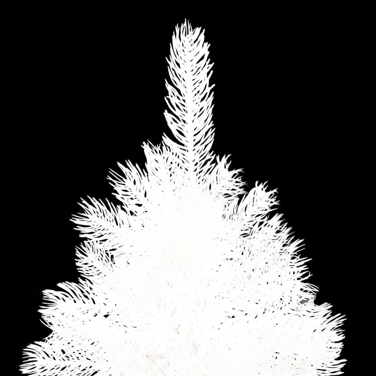 Ein weißer Weihnachtsbaum vor schwarzem Hintergrund. Die Nadeln des Baumes sind detailliert und strukturiert, mit einer spitzen Spitze.