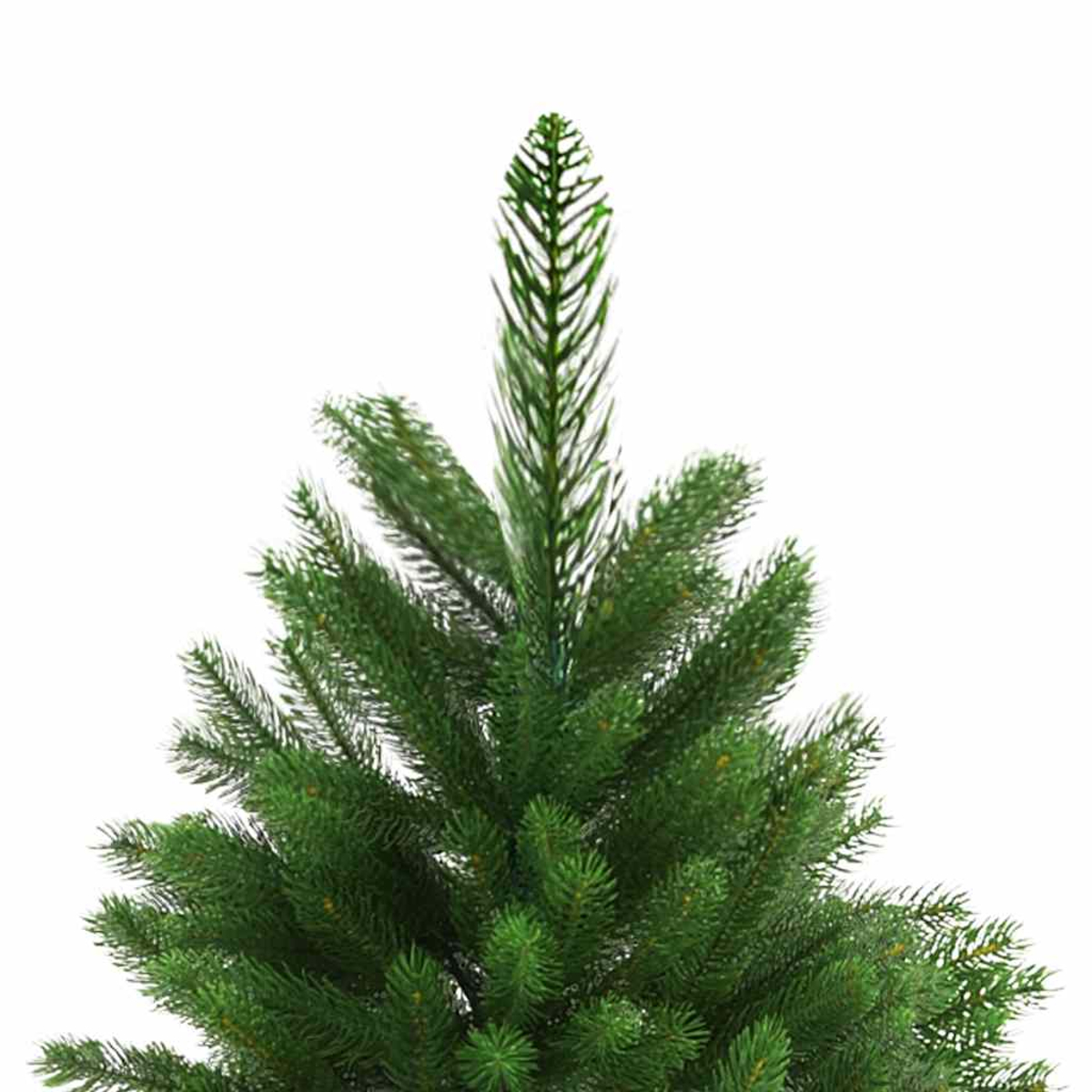 Nahaufnahme eines grünen Weihnachtsbaums. Die Spitze ist spitz und hat dichte, geschichtete Nadeln.
