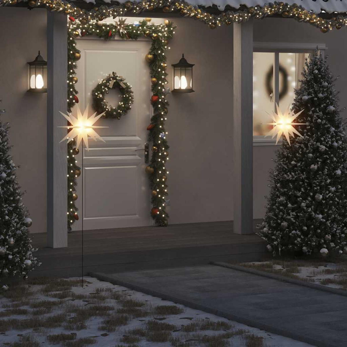 Ein Hauseingang mit Weihnachtsdekoration. Ein sternförmiges Licht ist im Vordergrund. Ein Weihnachtsbaum und ein Kranz sind sichtbar.