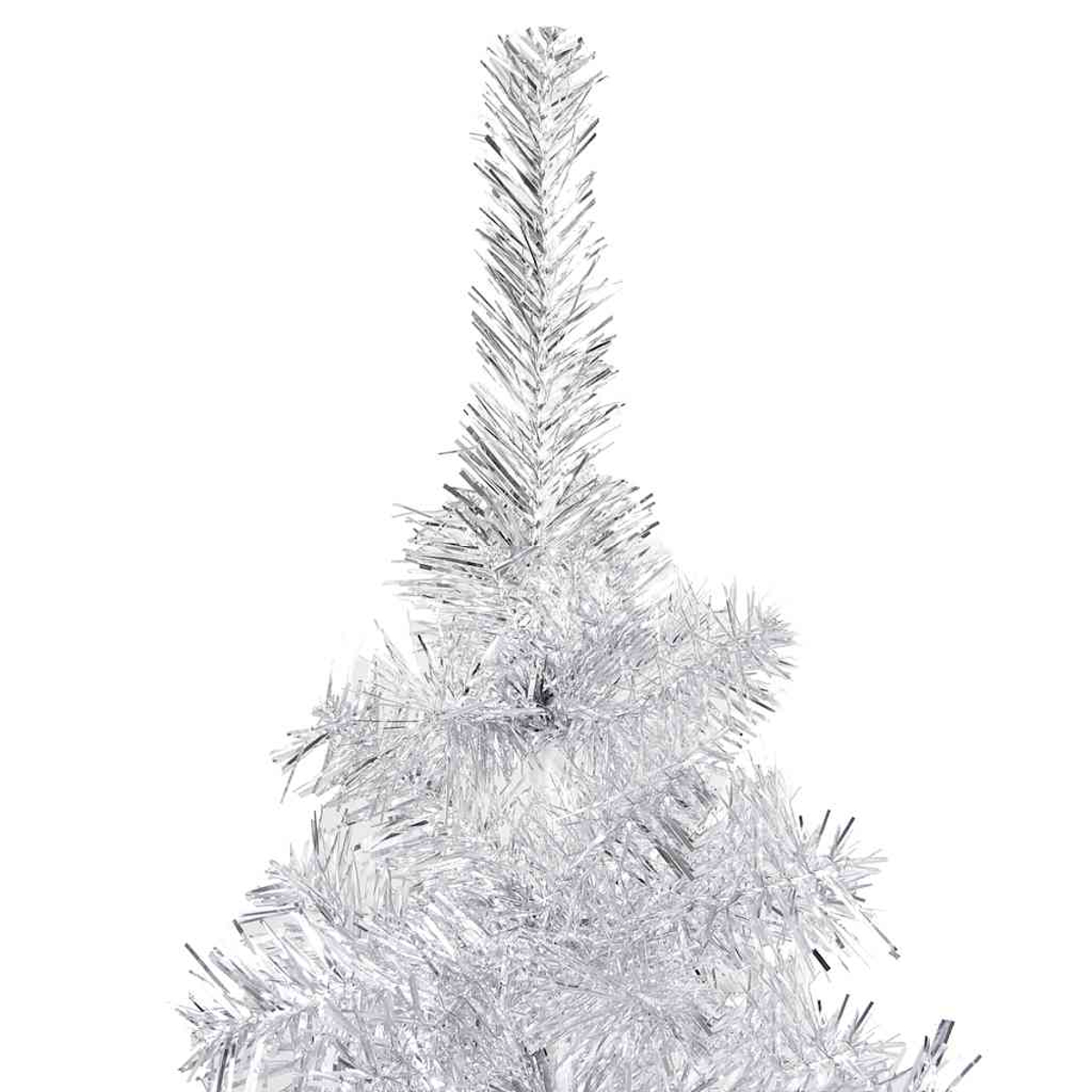 Nahaufnahme eines silbernen künstlichen Weihnachtsbaums vor weißem Hintergrund. Der Baum ist metallisch mit nadelartigen Zweigen.