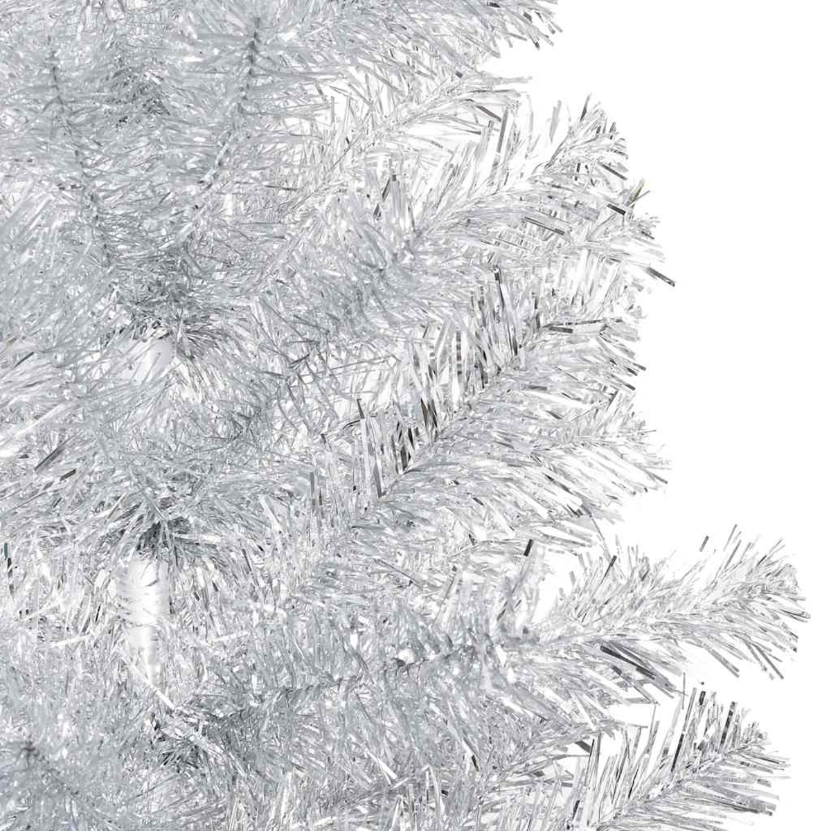 Nahaufnahme eines glänzenden, silbernen künstlichen Weihnachtsbaums. Die Äste bestehen aus dünnen, metallartigen Strängen. Der Hintergrund ist weiß.